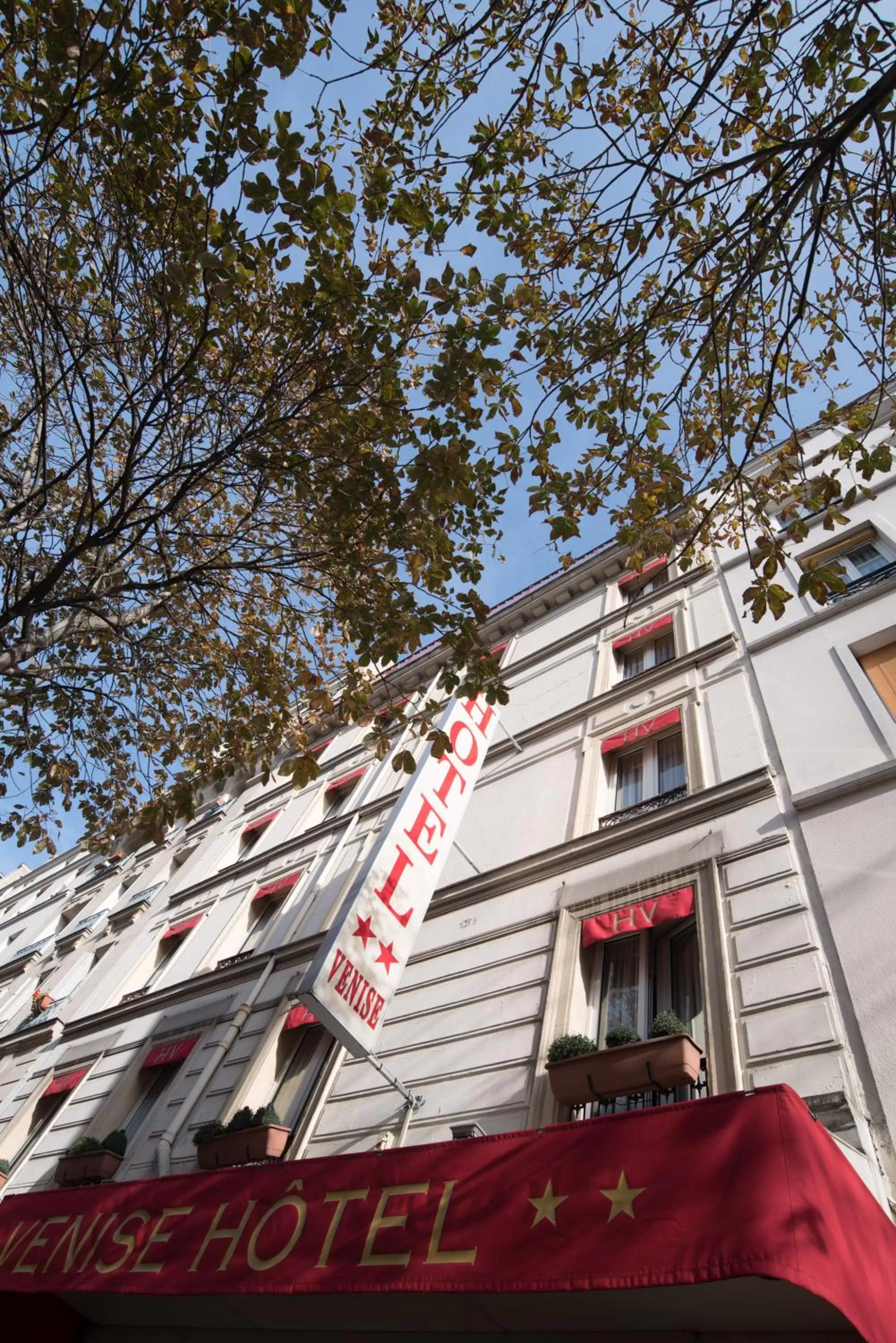 Property building in Hôtel De Venise