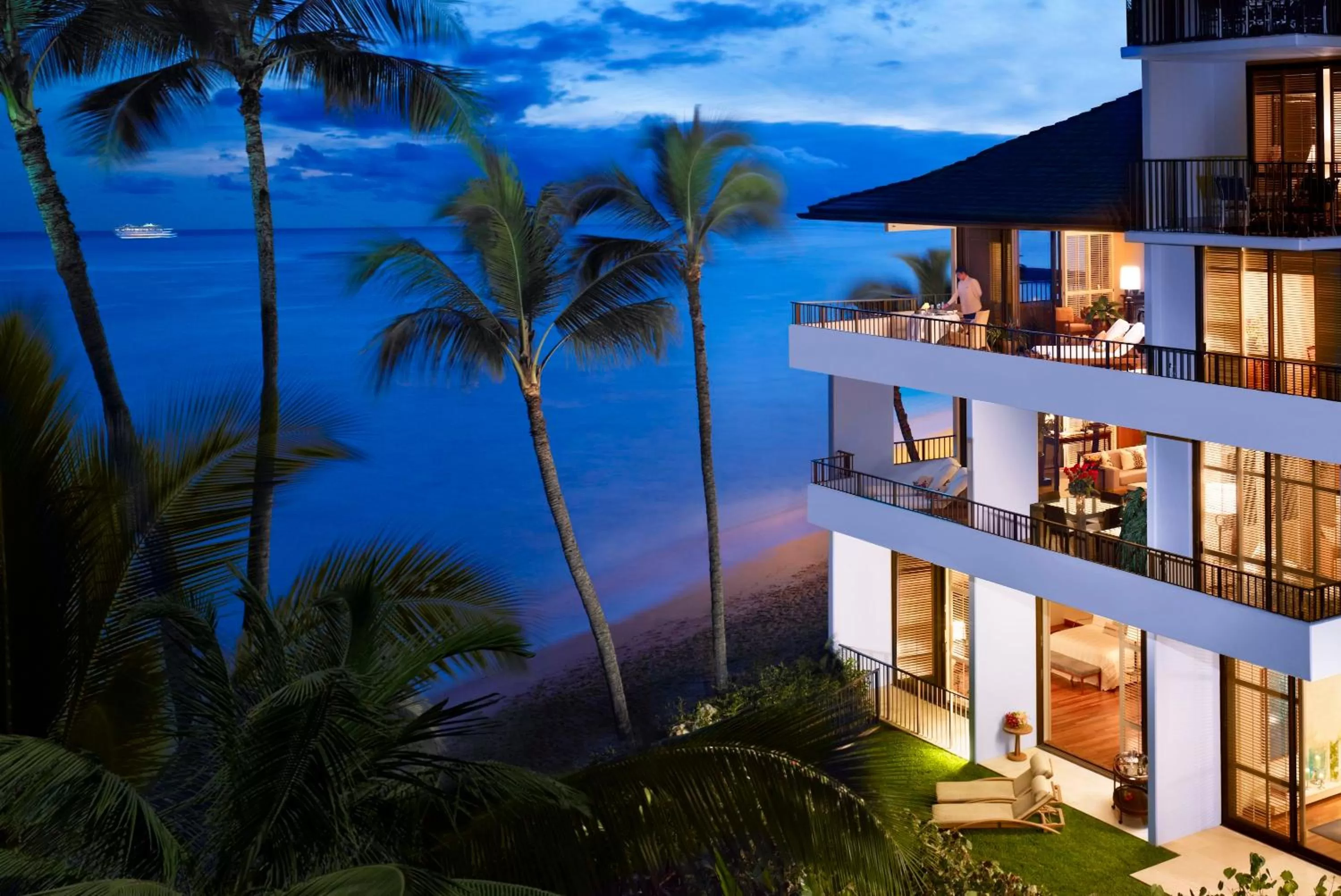 Property building in Halekulani - NO RESORT FEE