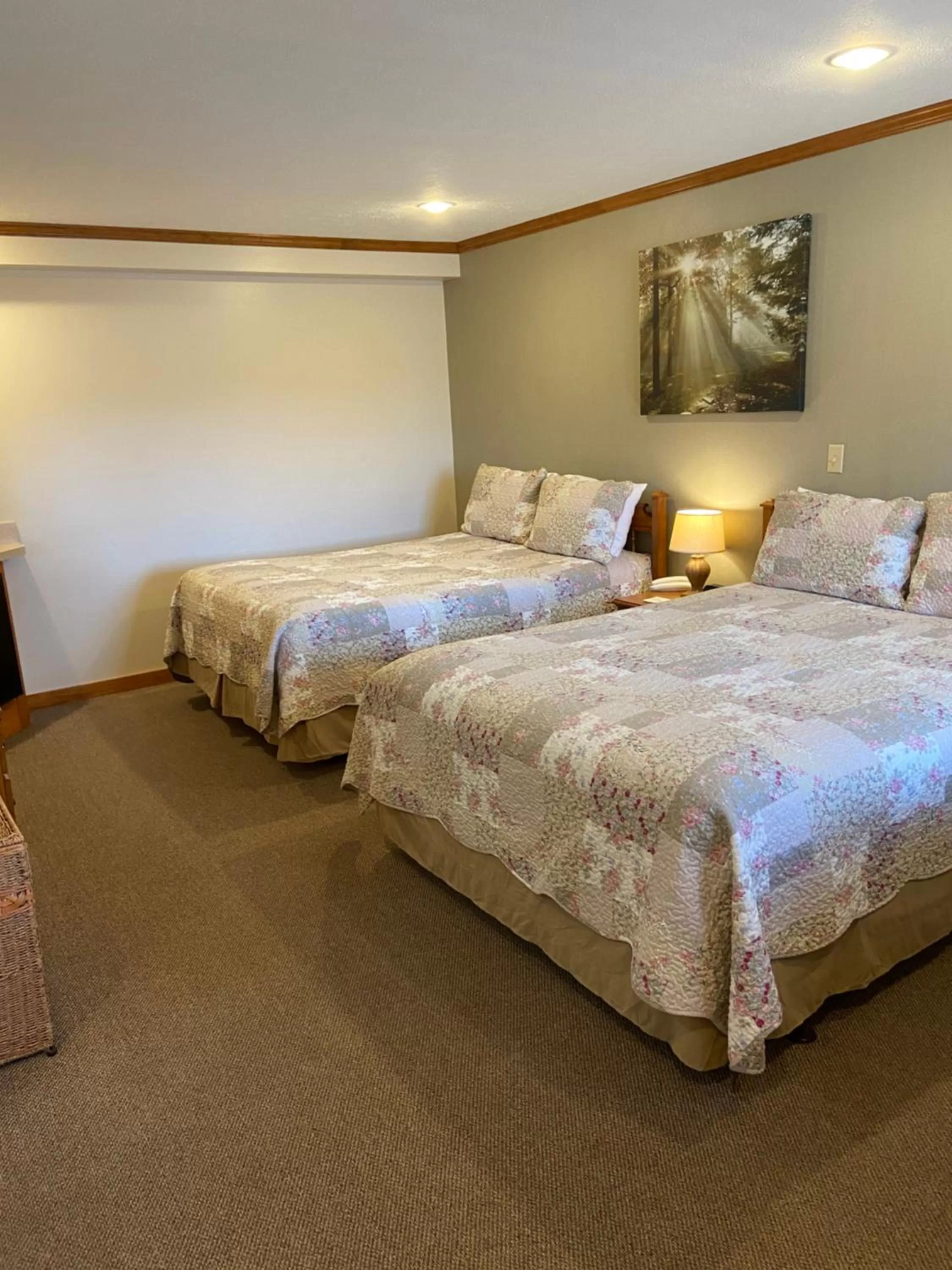 Photo of the whole room, Bed in The Garrett Inn