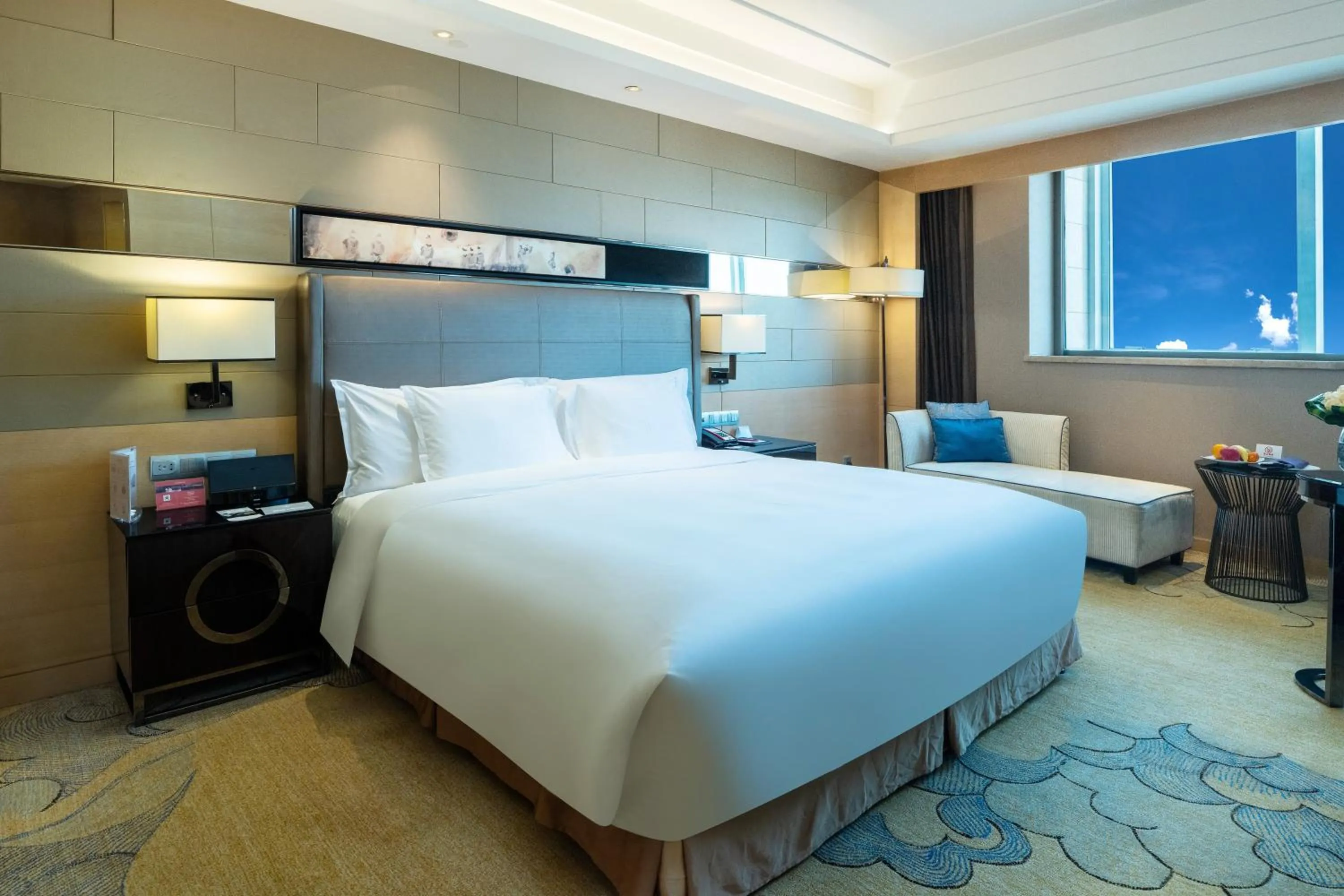 Photo of the whole room, Bed in Crowne Plaza Xi'an by IHG
