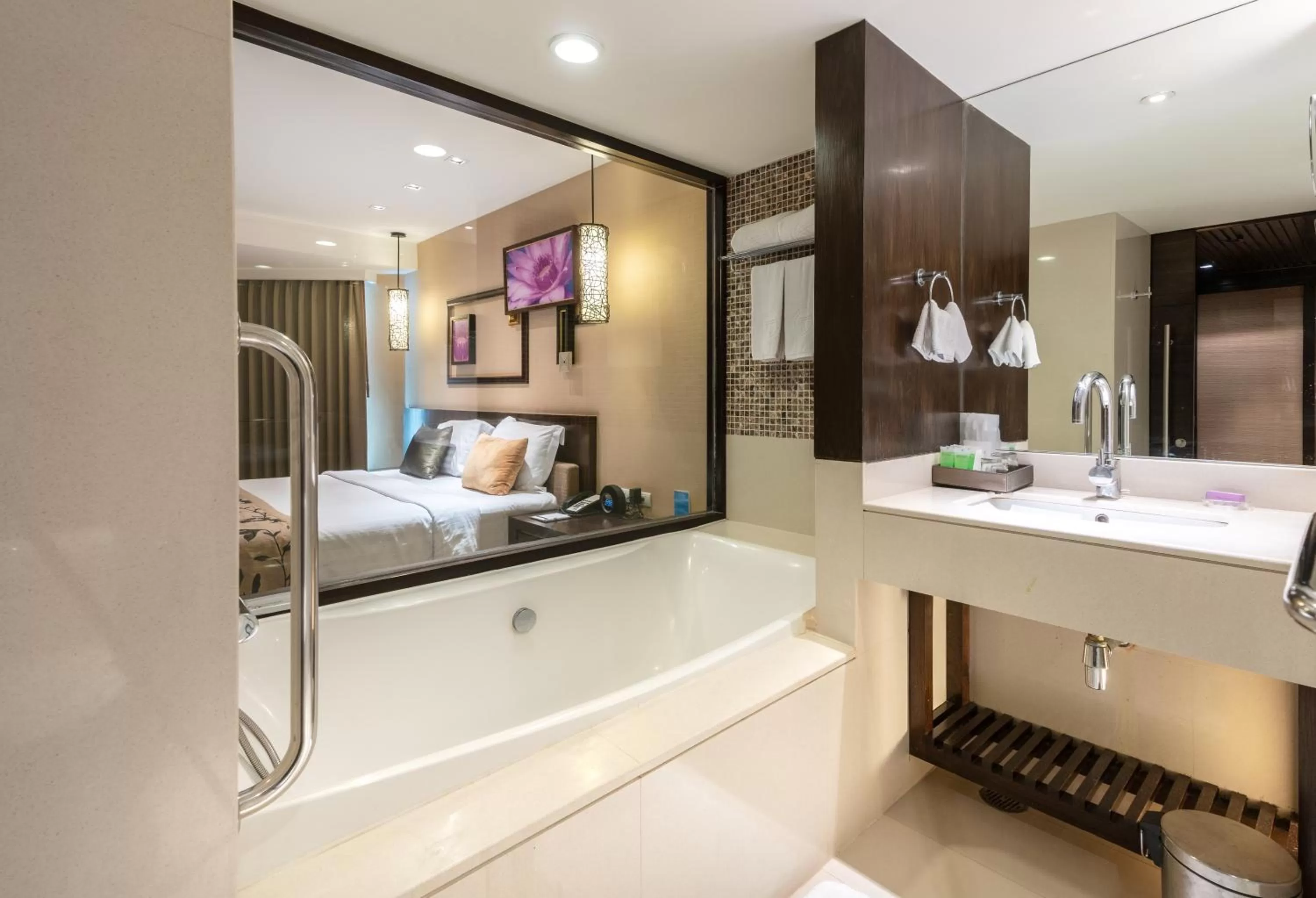 Bathroom, Bed in A-ONE Pattaya Beach Resort
