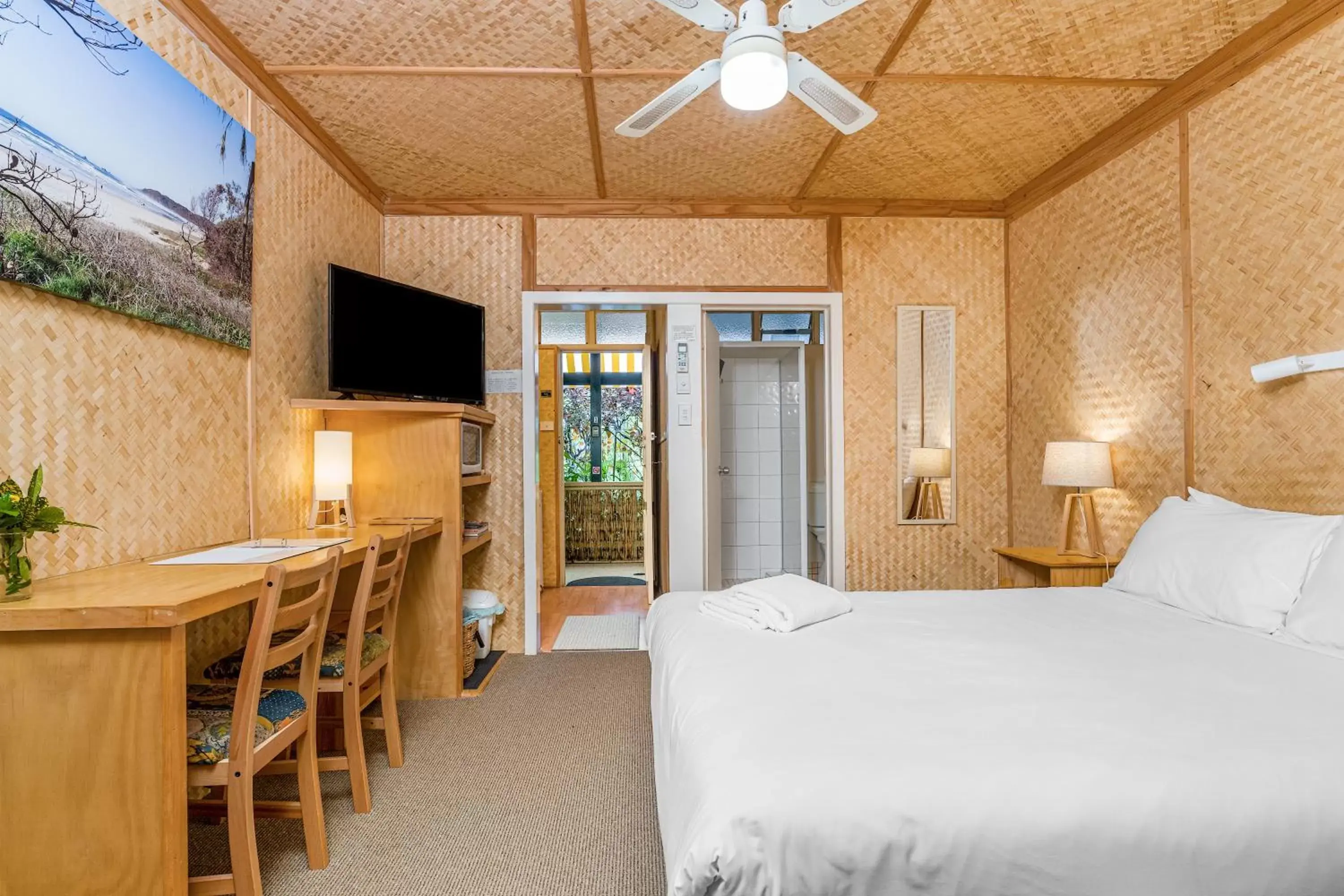 Queen Room in Tallow Beach Motel Queen Room in Tallow Beach Motel