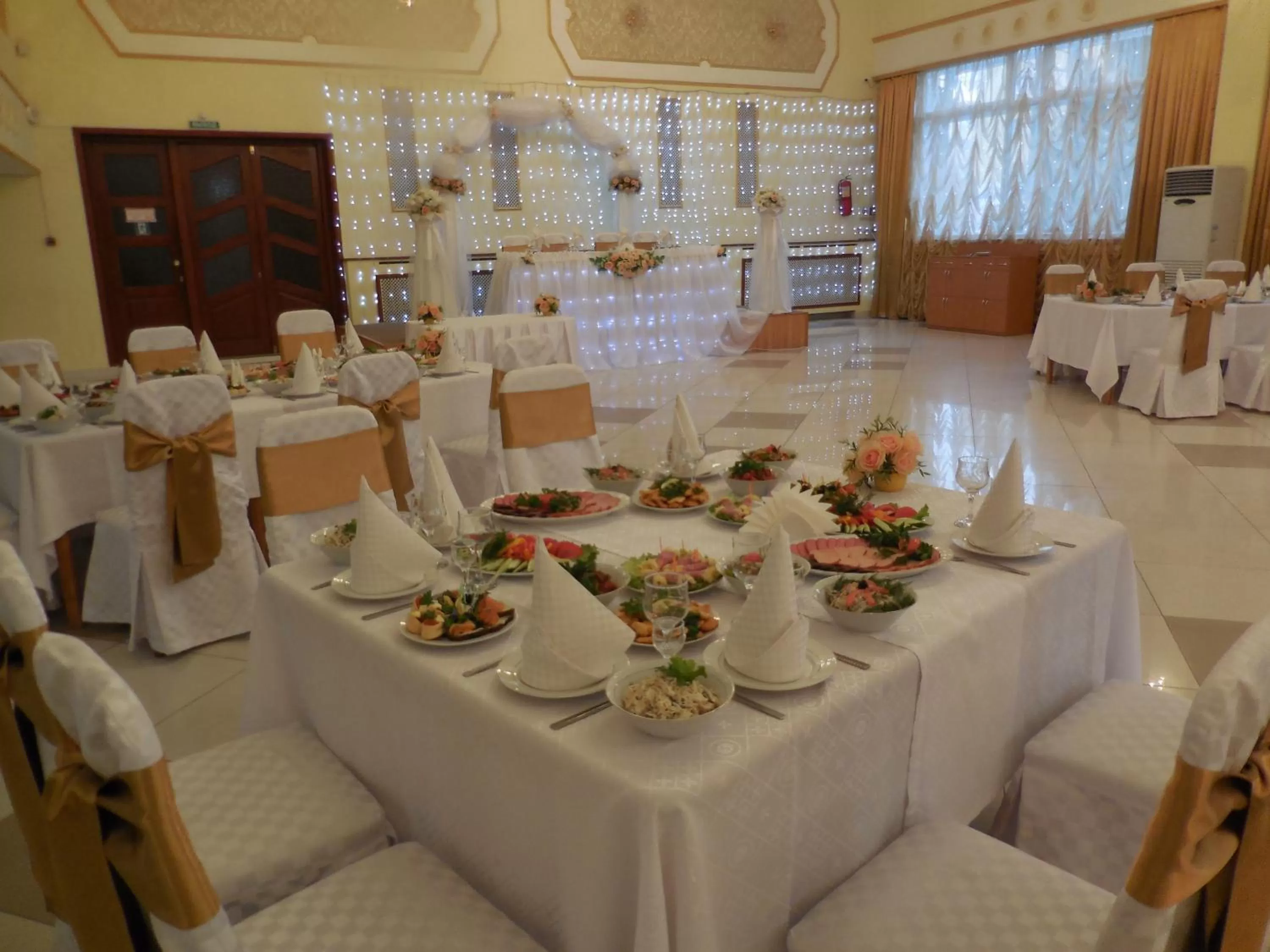 Day, Restaurant/Places to Eat in Ust-Kamenogorsk Hotel