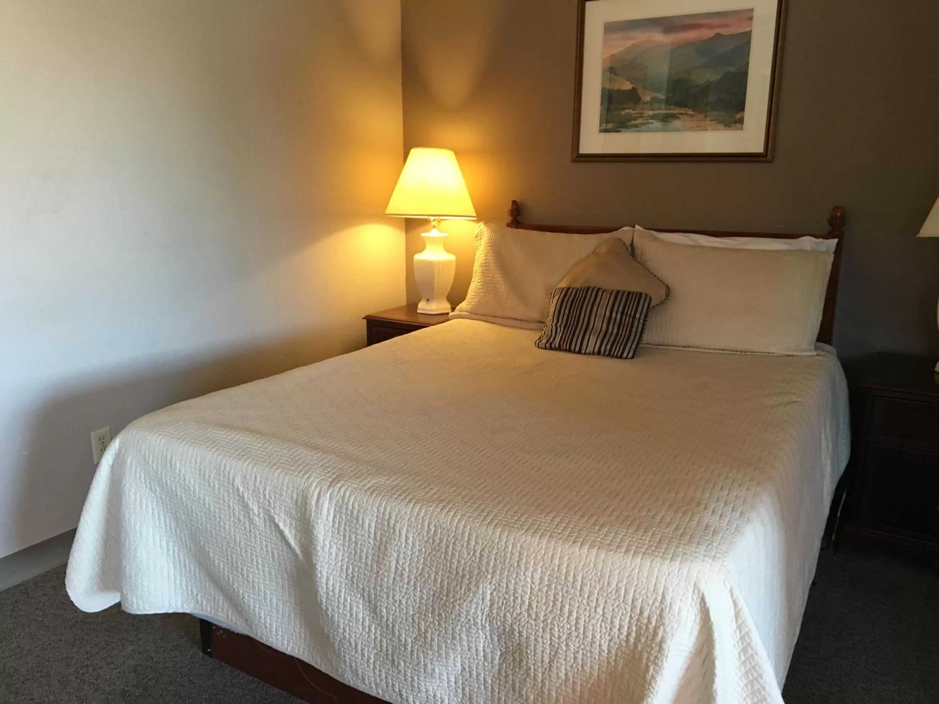 Bed in Timber Lodge Inn