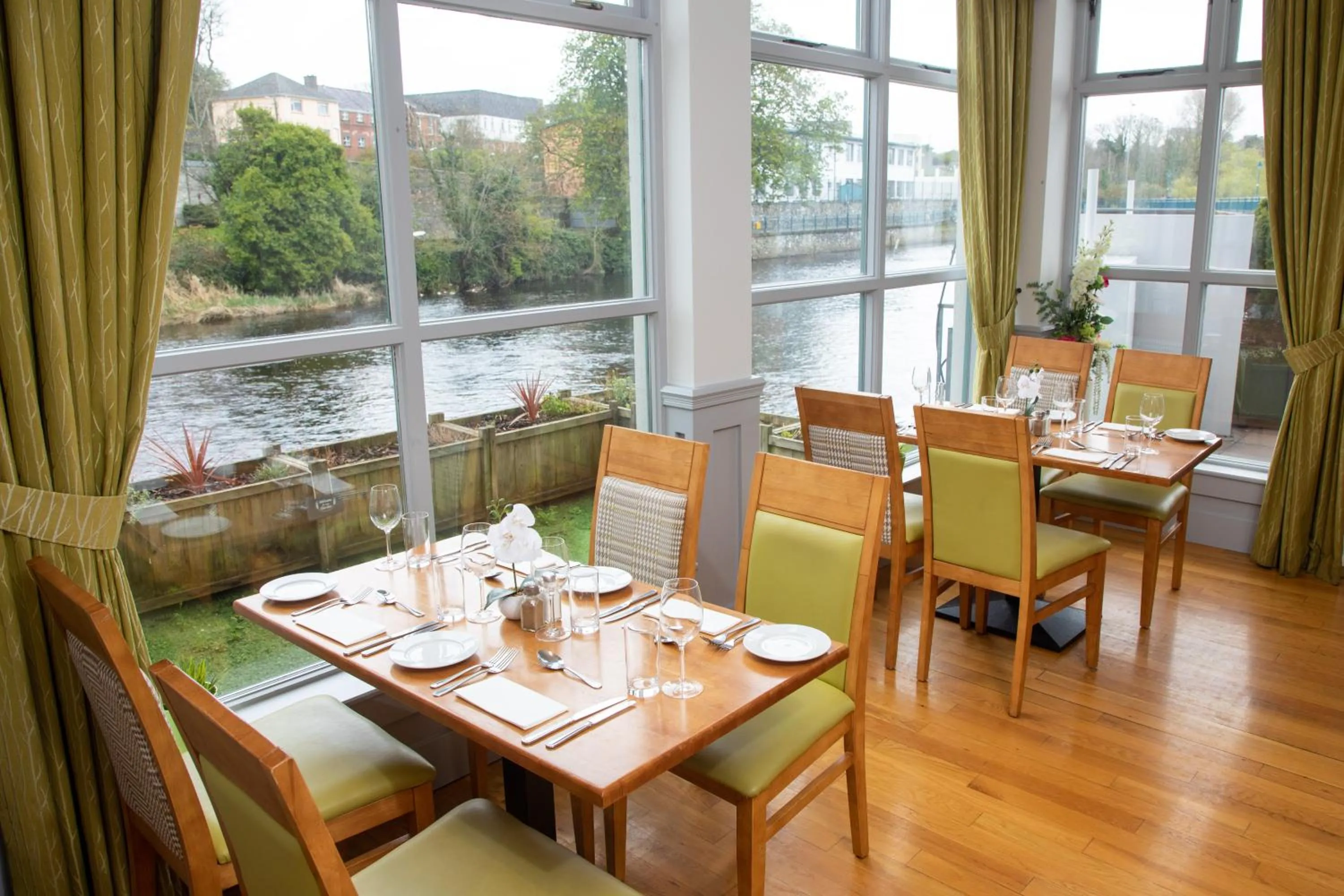 Restaurant/places to eat in Riverside Hotel