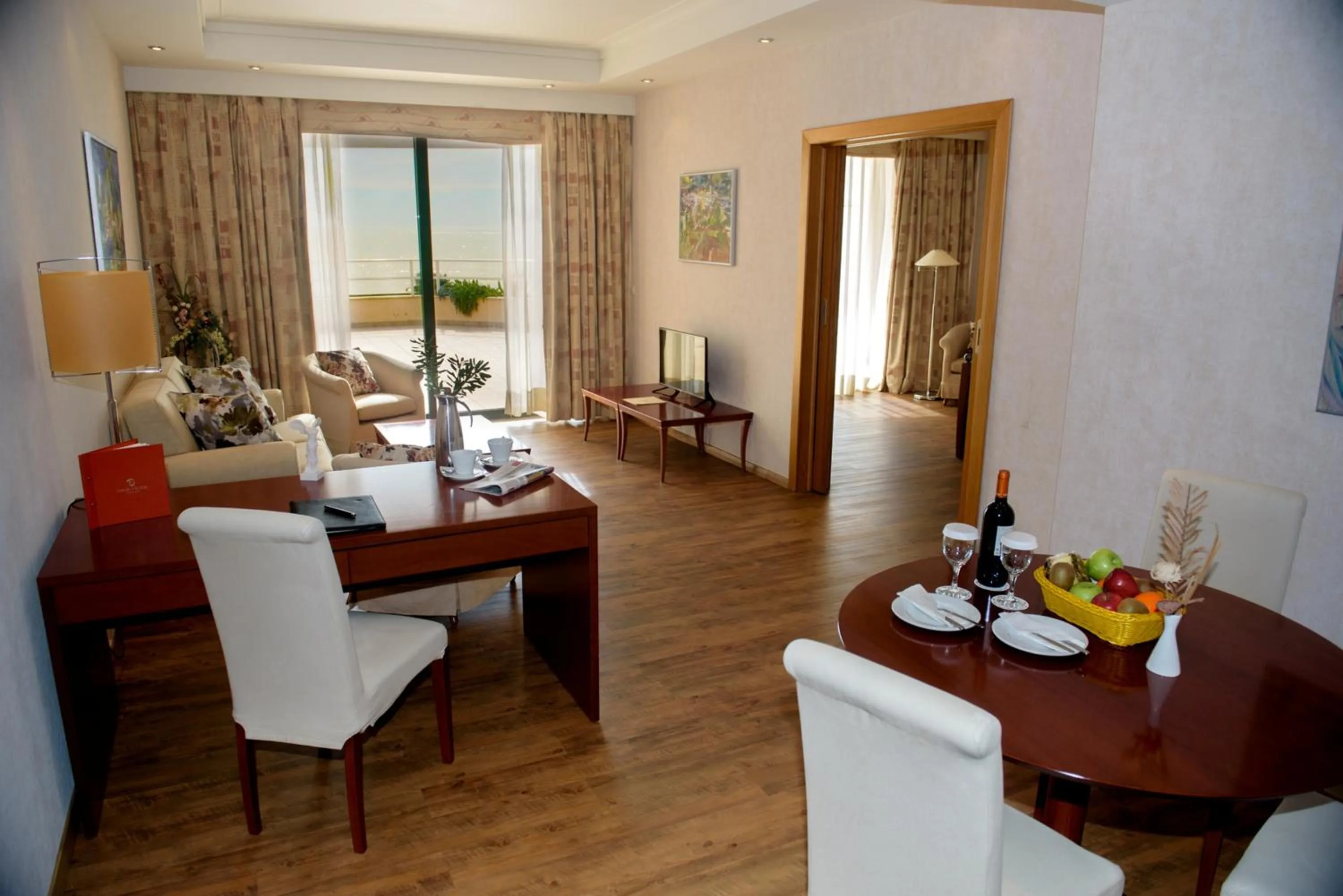 Living room in Ramada Plaza by Wyndham Thraki