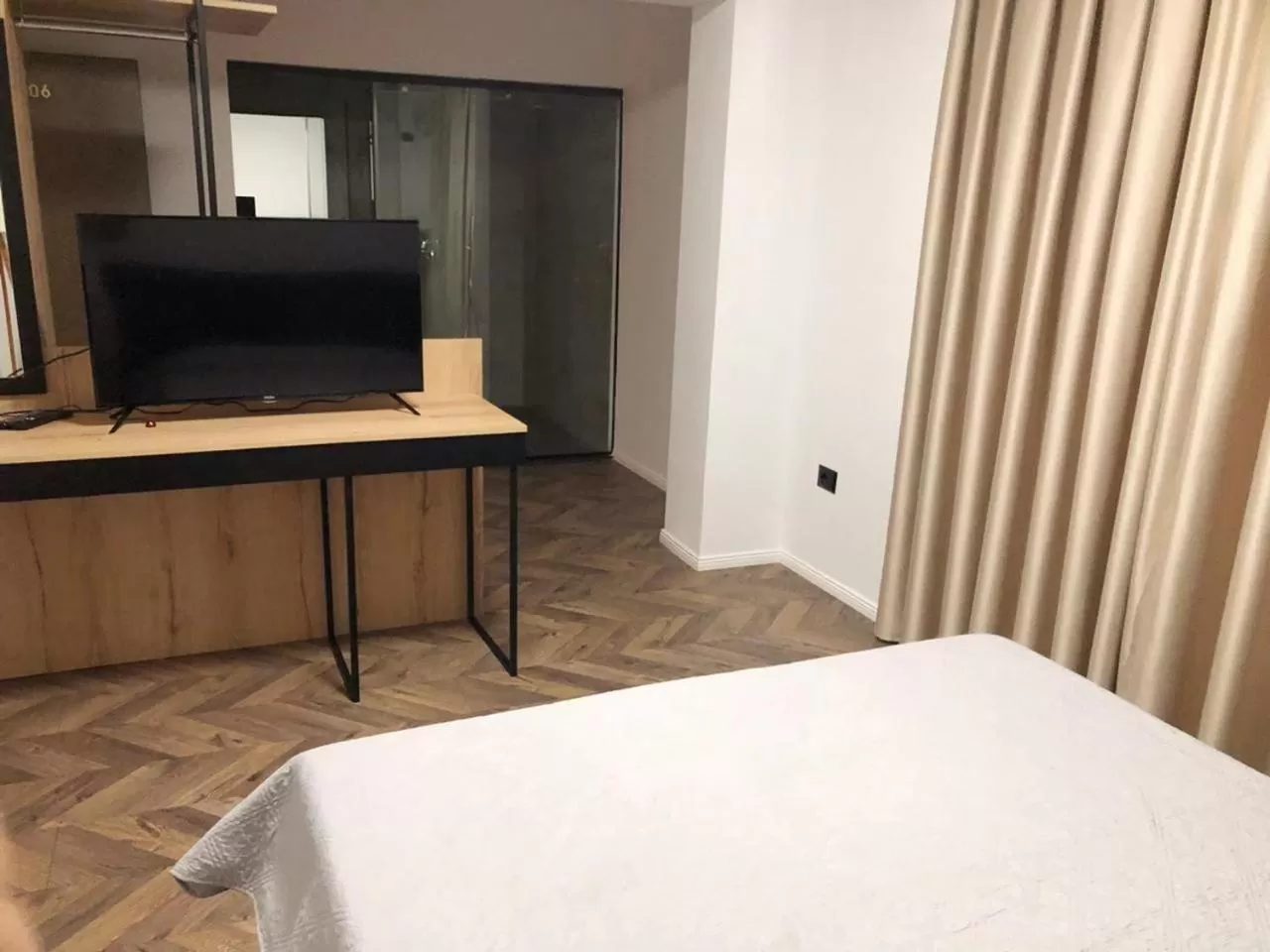 Bed, TV/Entertainment Center in Hotel Lido