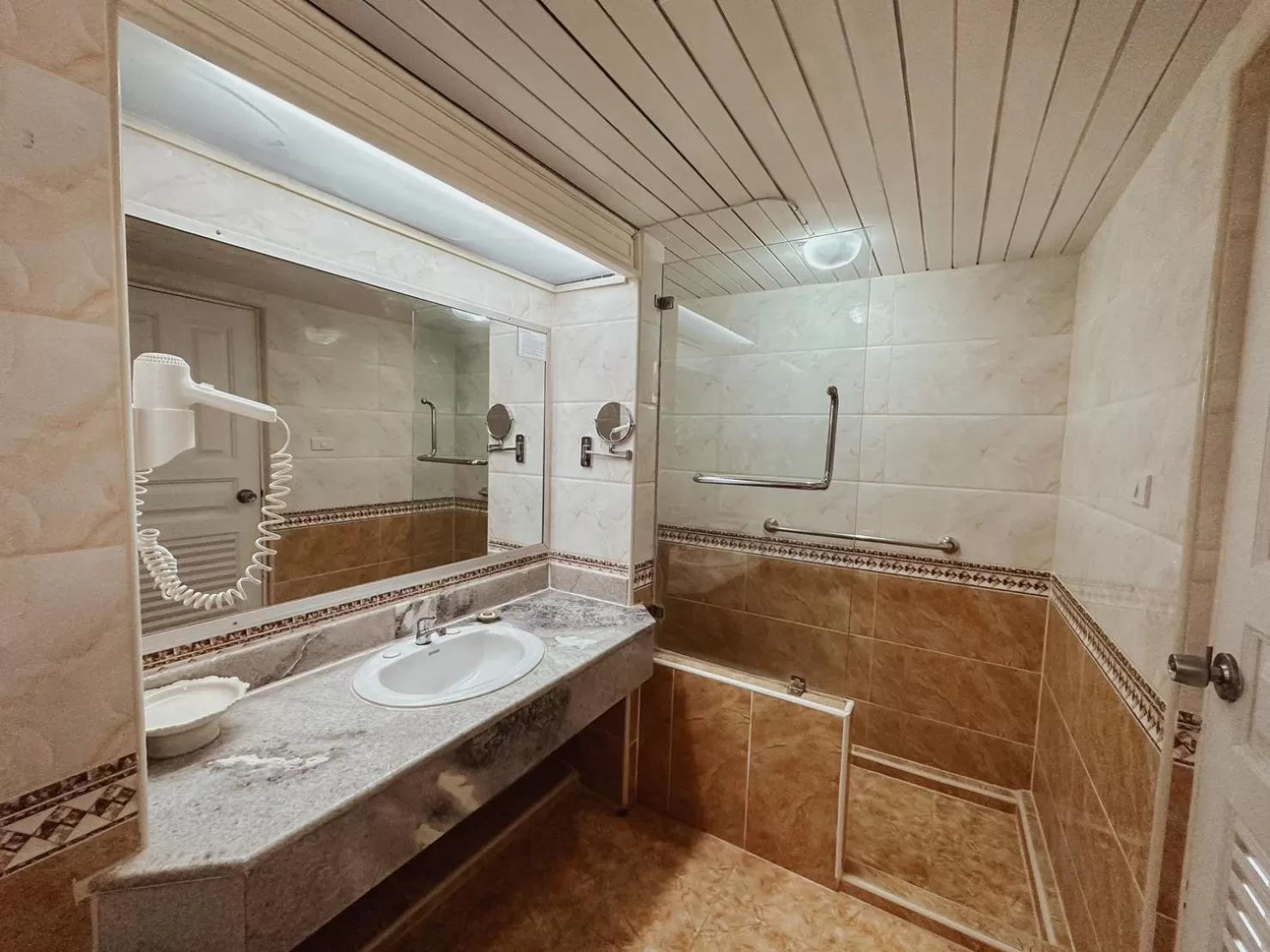 Shower in Hotel De Khuvieng