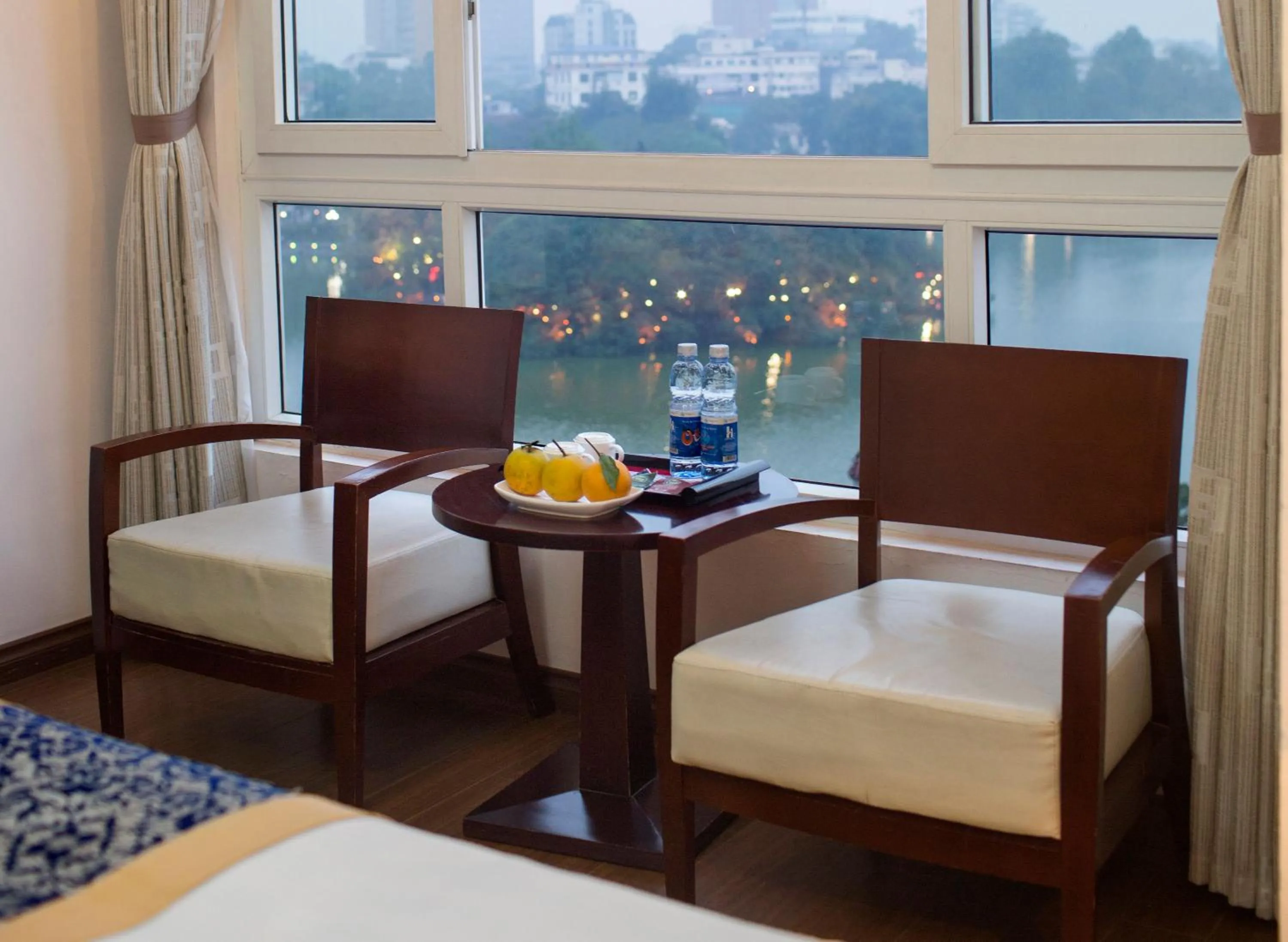 Lake view, Bed in Lakeside Palace Hotel