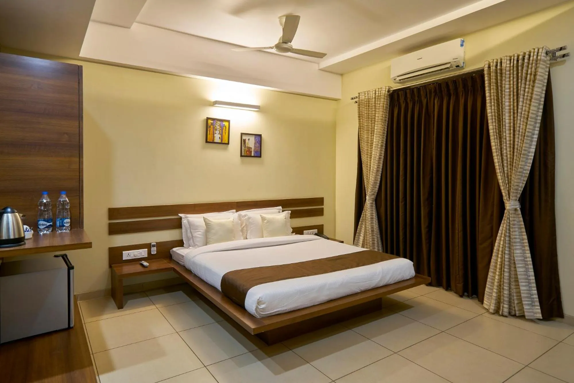 Bedroom, Bed in Hotel 3 Leaves NEAR CENTRAL BUS STAND