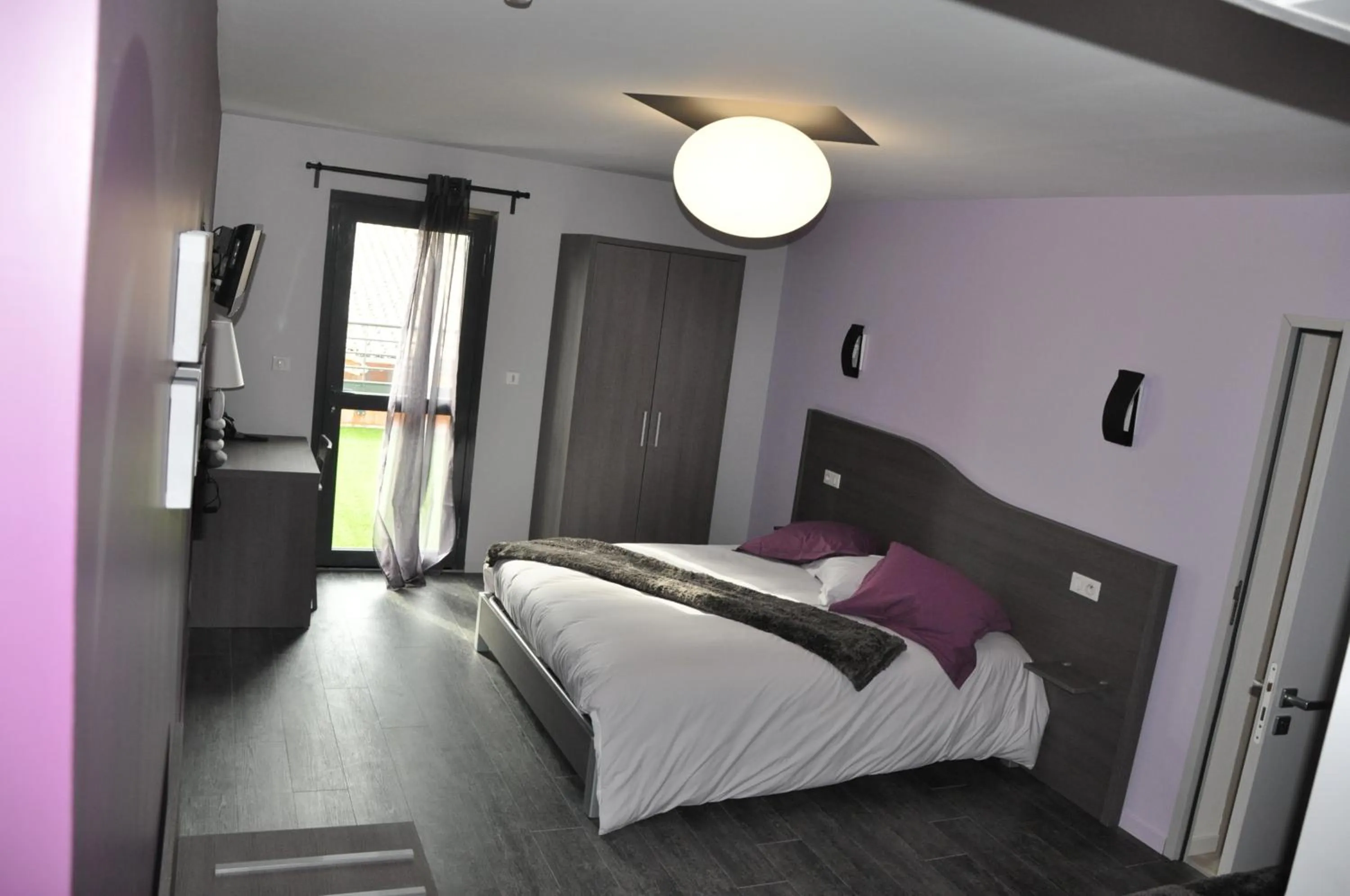 Photo of the whole room, Bed in The Originals City, Hôtel des Arts, Montauban