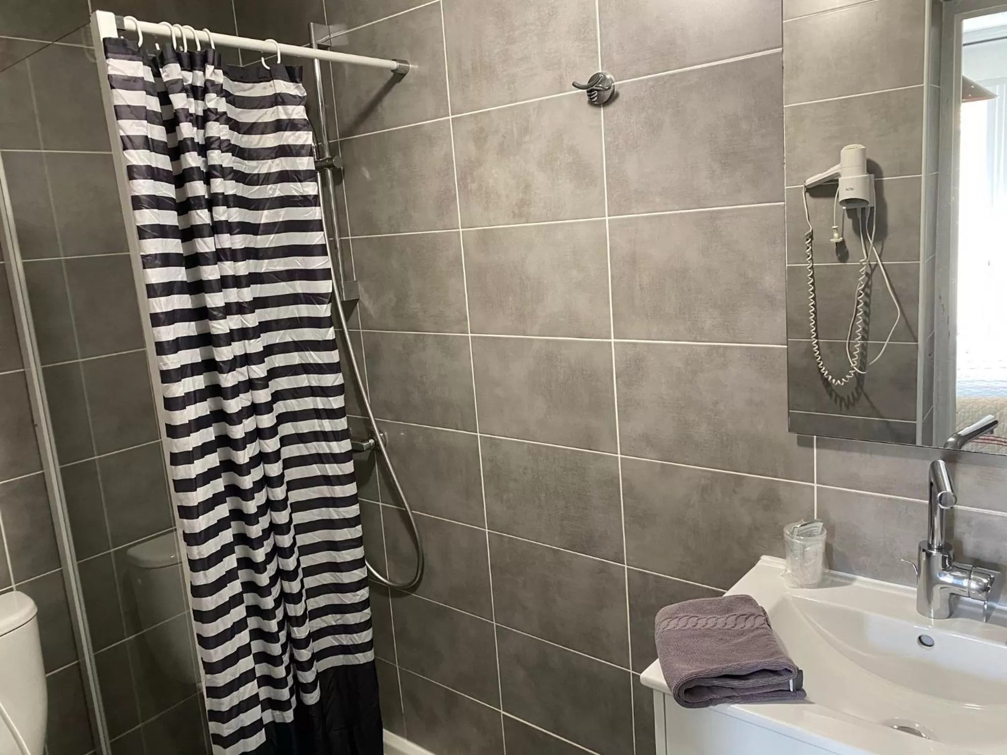 Property building in Hôtel Restaurant Le Provençal