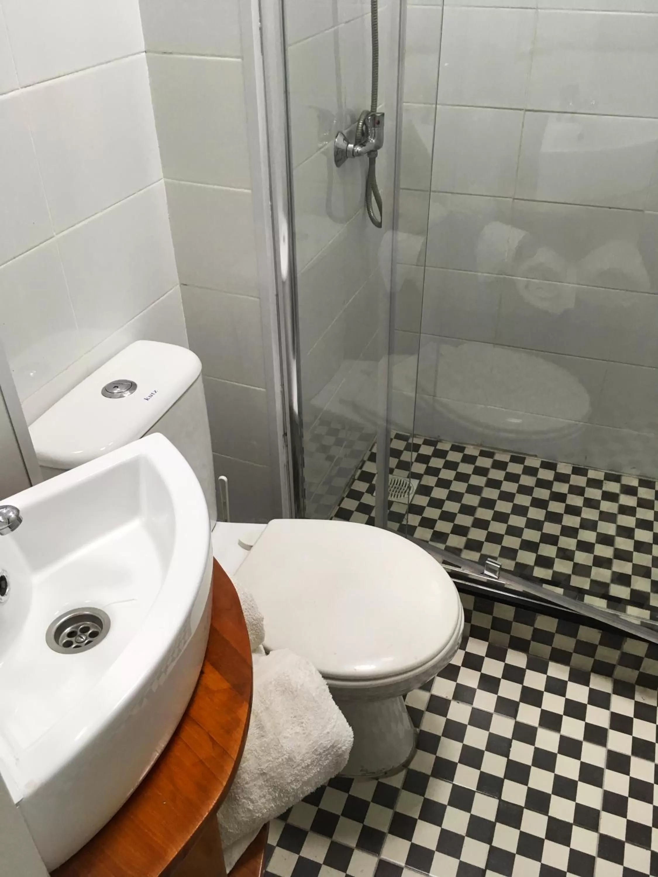 Bathroom in Tralkan B&B