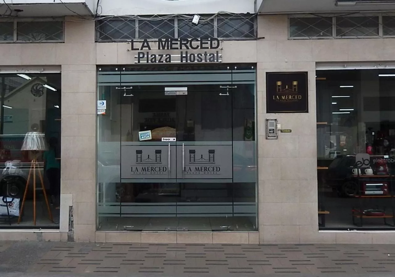 Facade/entrance in La Merced Plaza Hostal