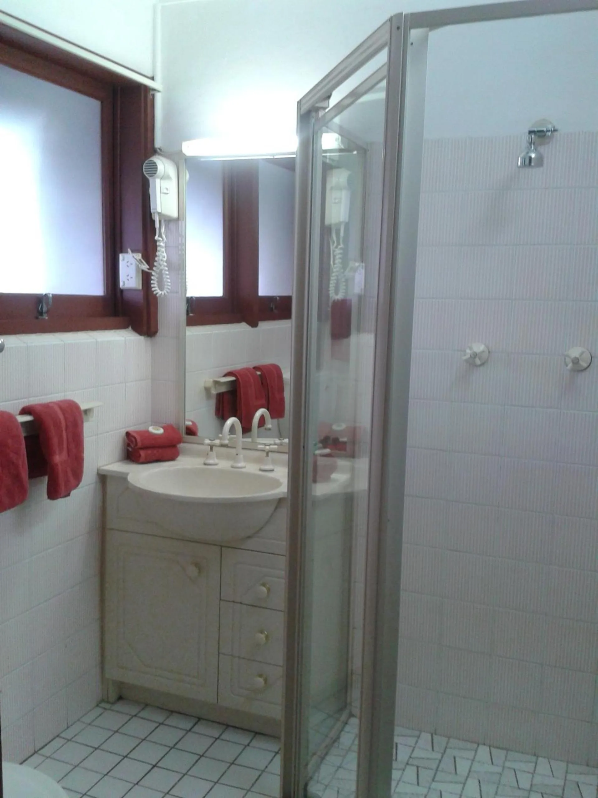 Bathroom in Elsinor Motor Lodge