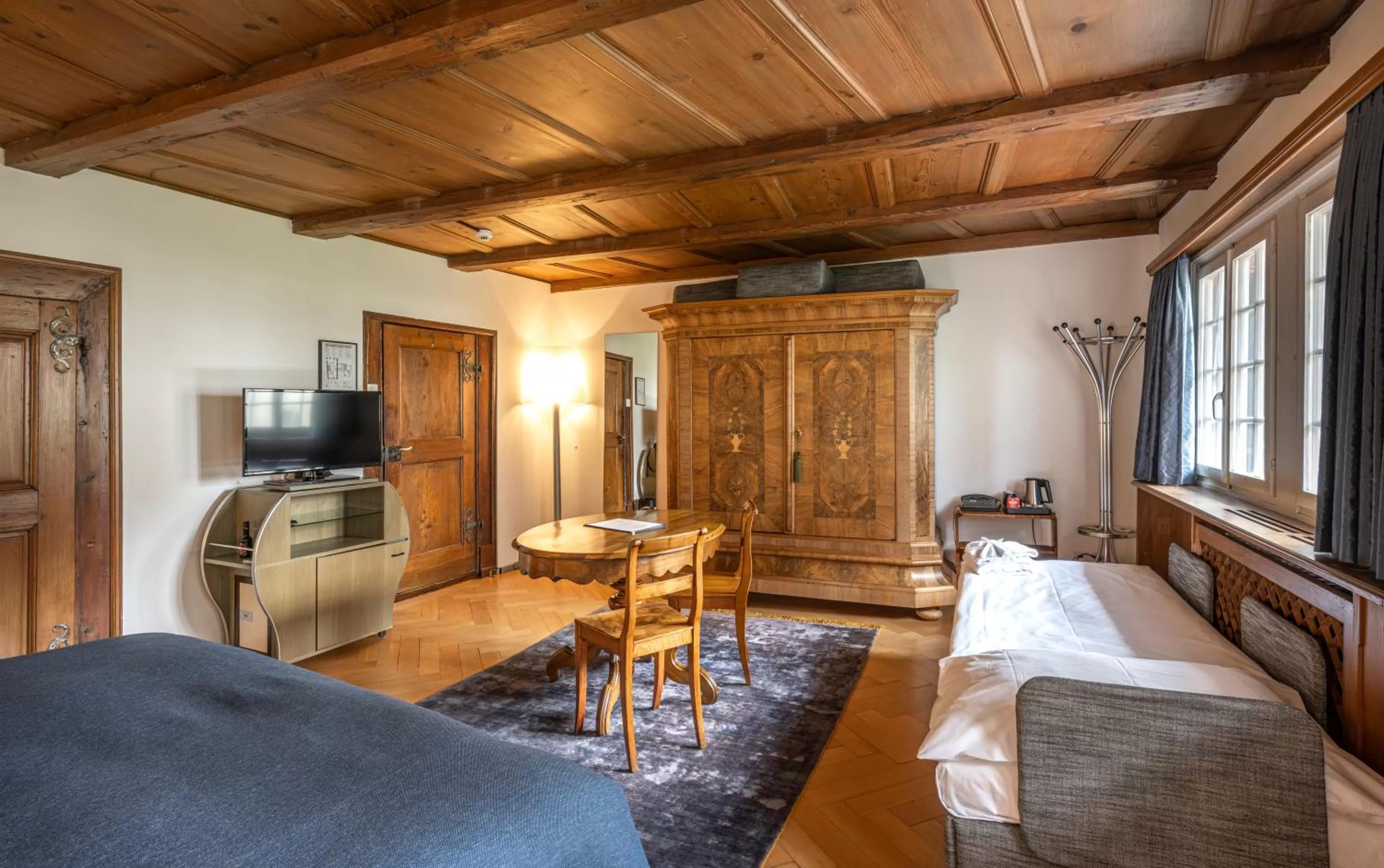 Staff, Bed in Hotel Rebstock