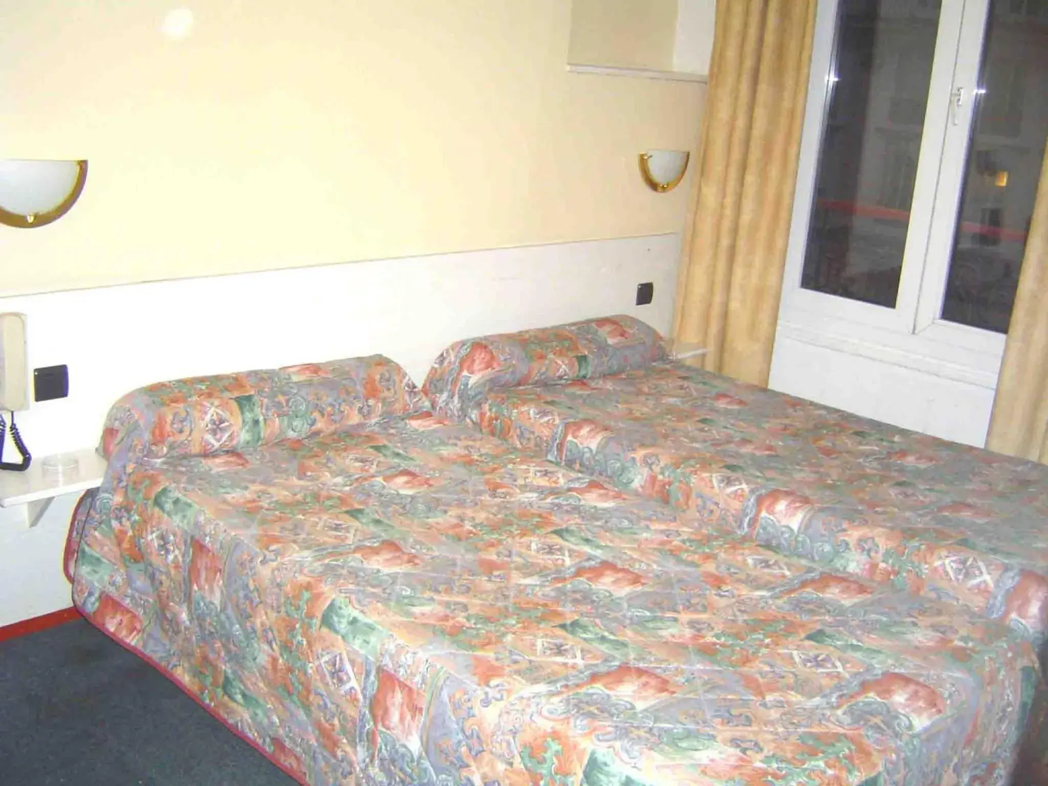 Twin Room in Hotel Ferney République Twin Room in Hotel Ferney République