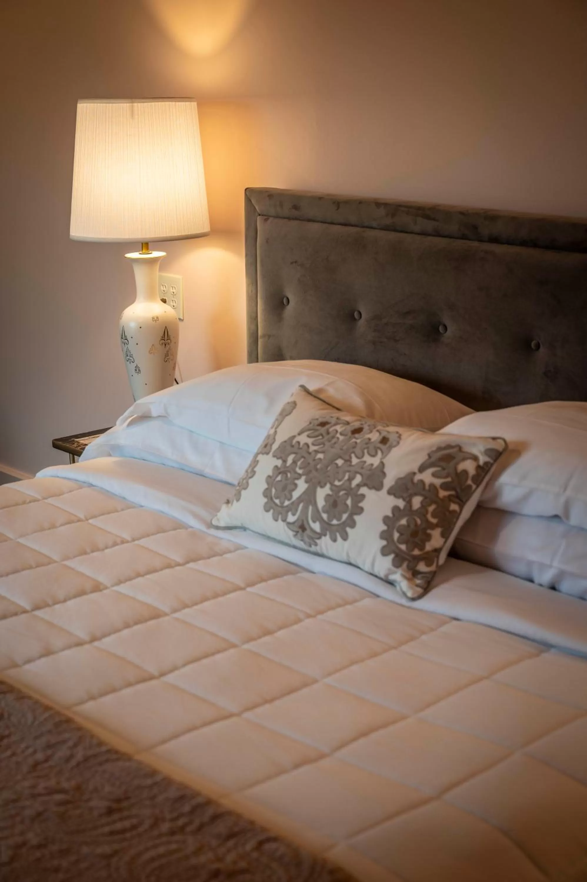 Bed in Hotel Broad Ripple