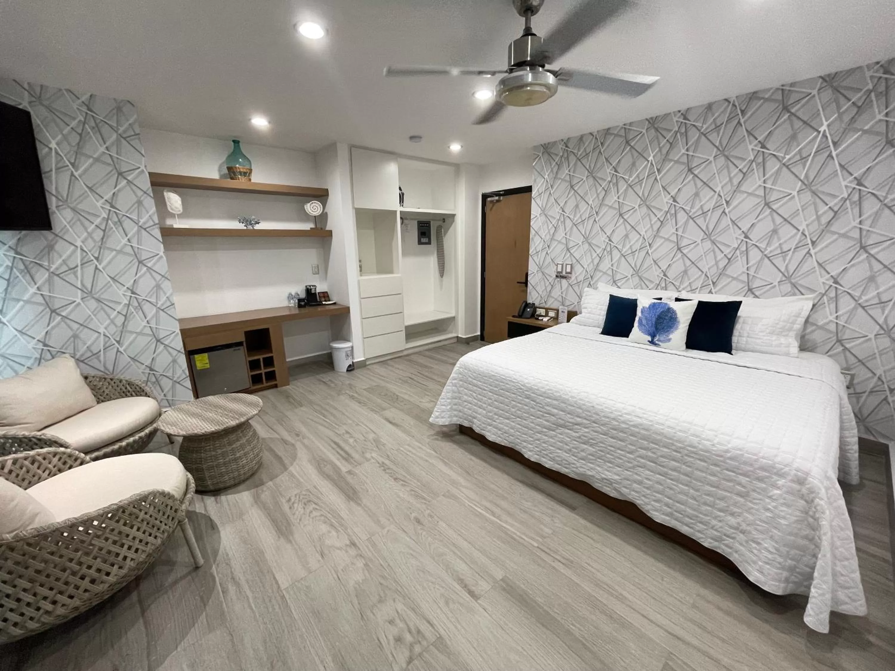 Deluxe Double Room with Balcony and Sea View in Hotel Tramonto Mazatlan