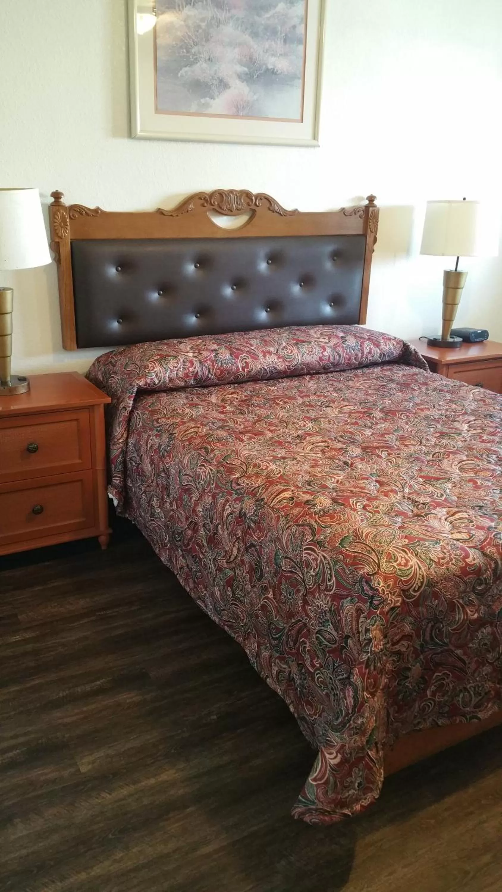 Photo of the whole room, Bed in Ontario Inn