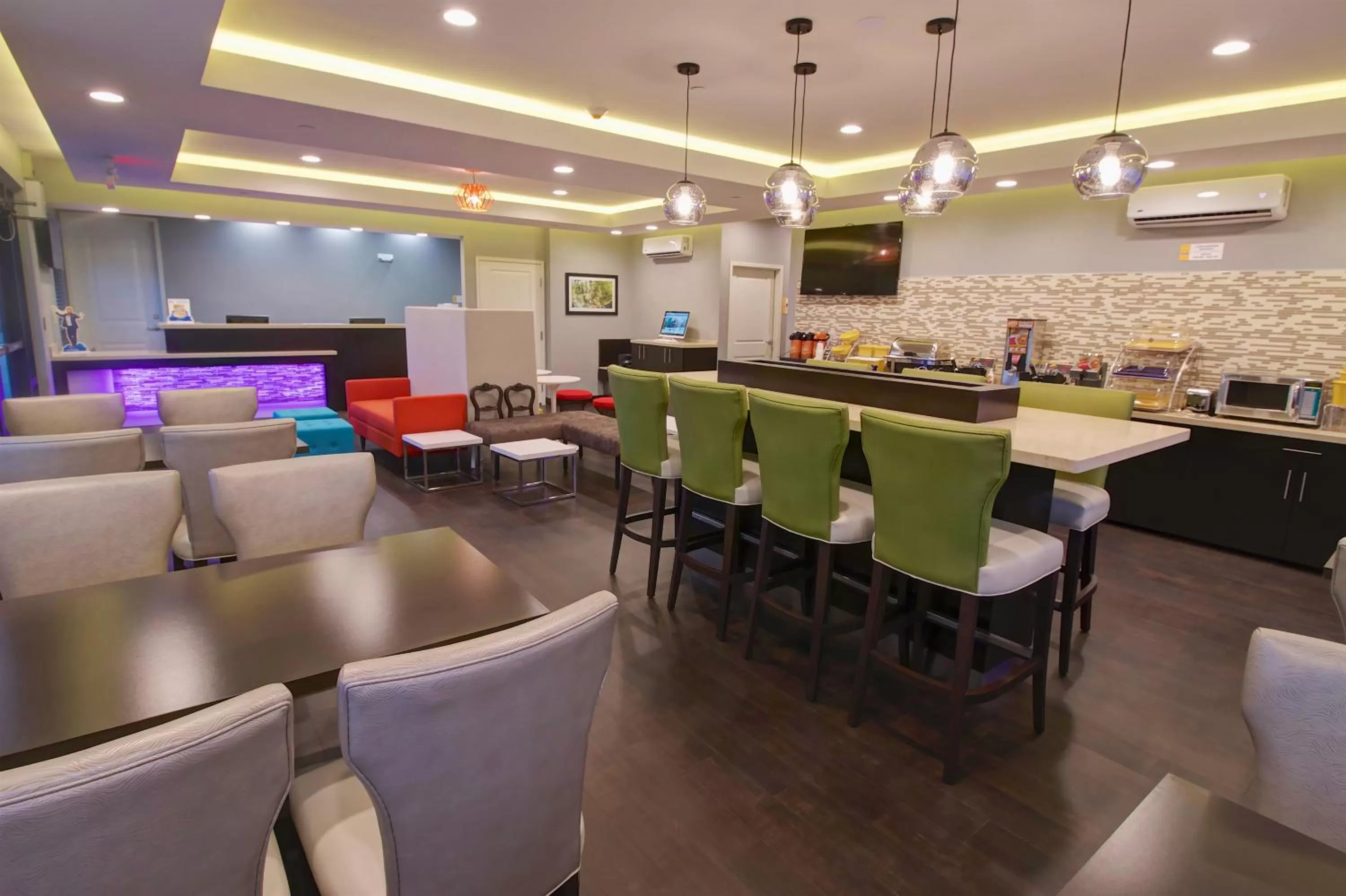 Communal lounge/ TV room in Days Inn & Suites by Wyndham Port Arthur