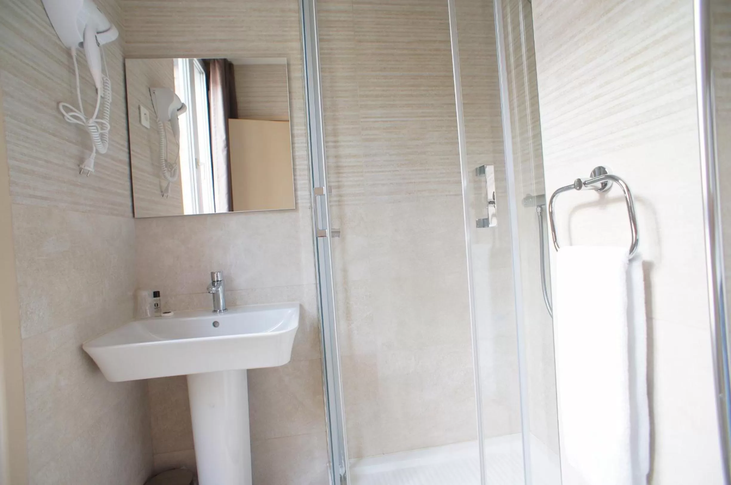 Shower in Hôtel De France
