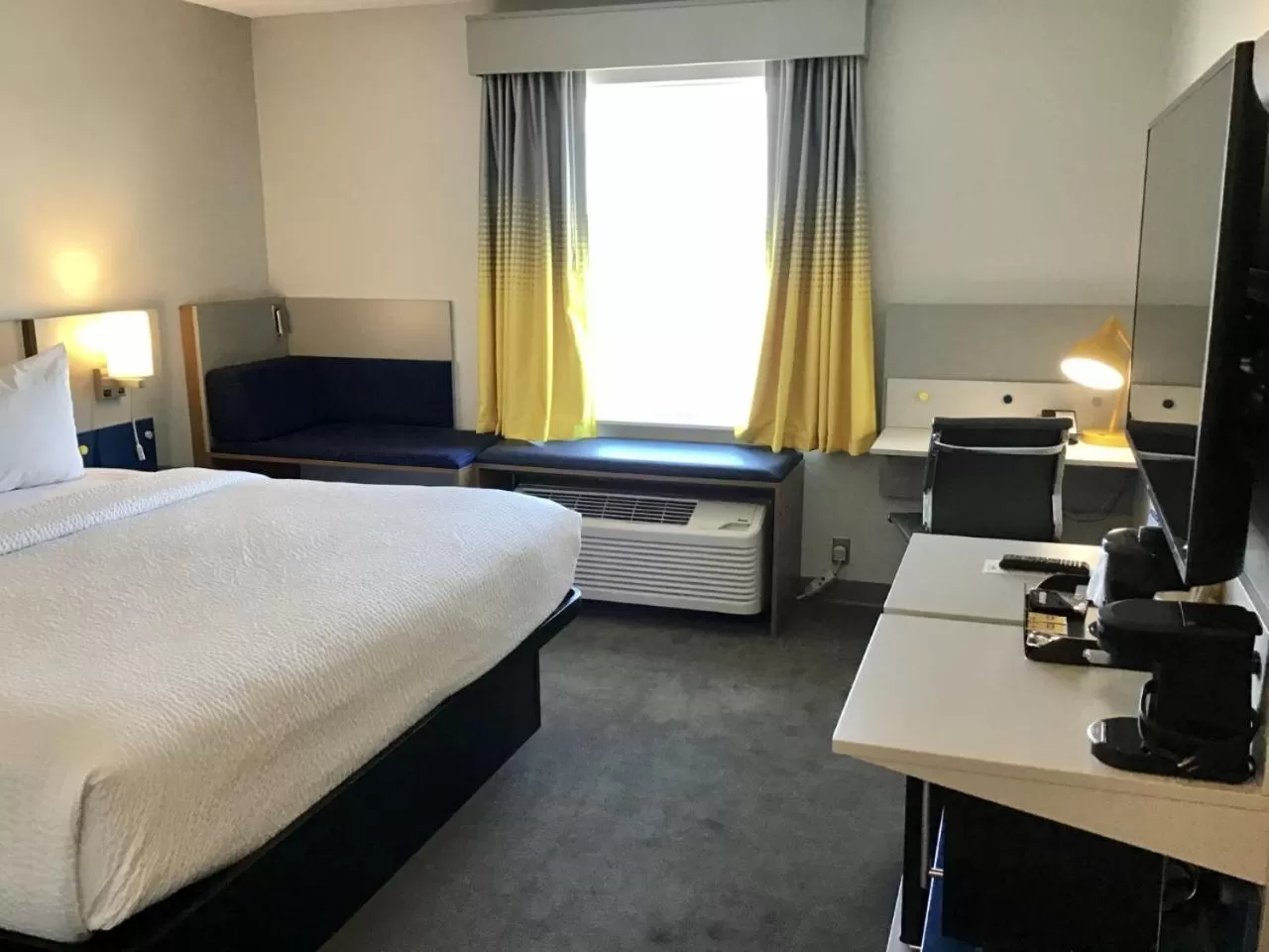 Bedroom, Bed in Holiday Inn Express & Suites George - Quincy South by IHG