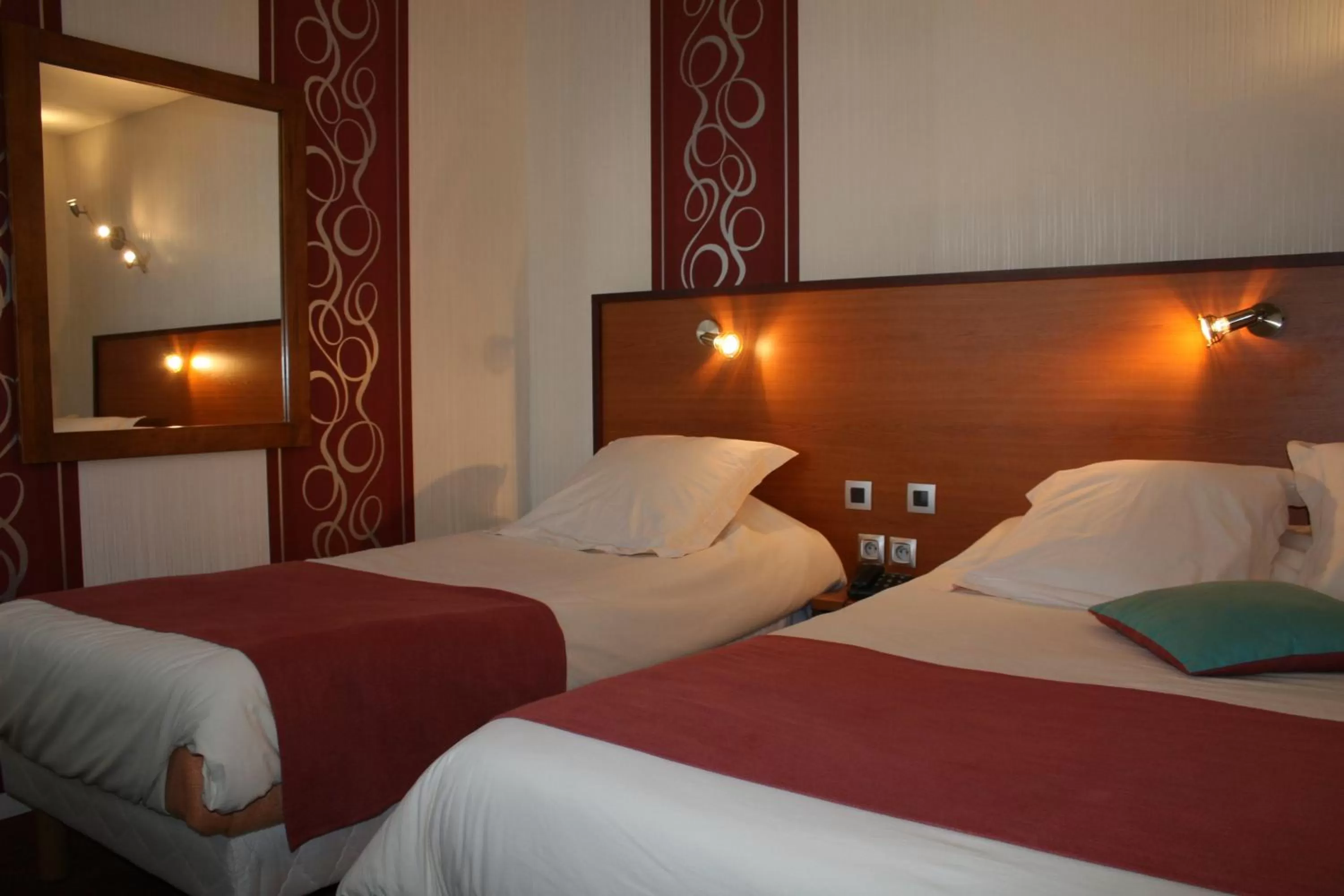 Triple Room in Cit'Hotel Capricorne