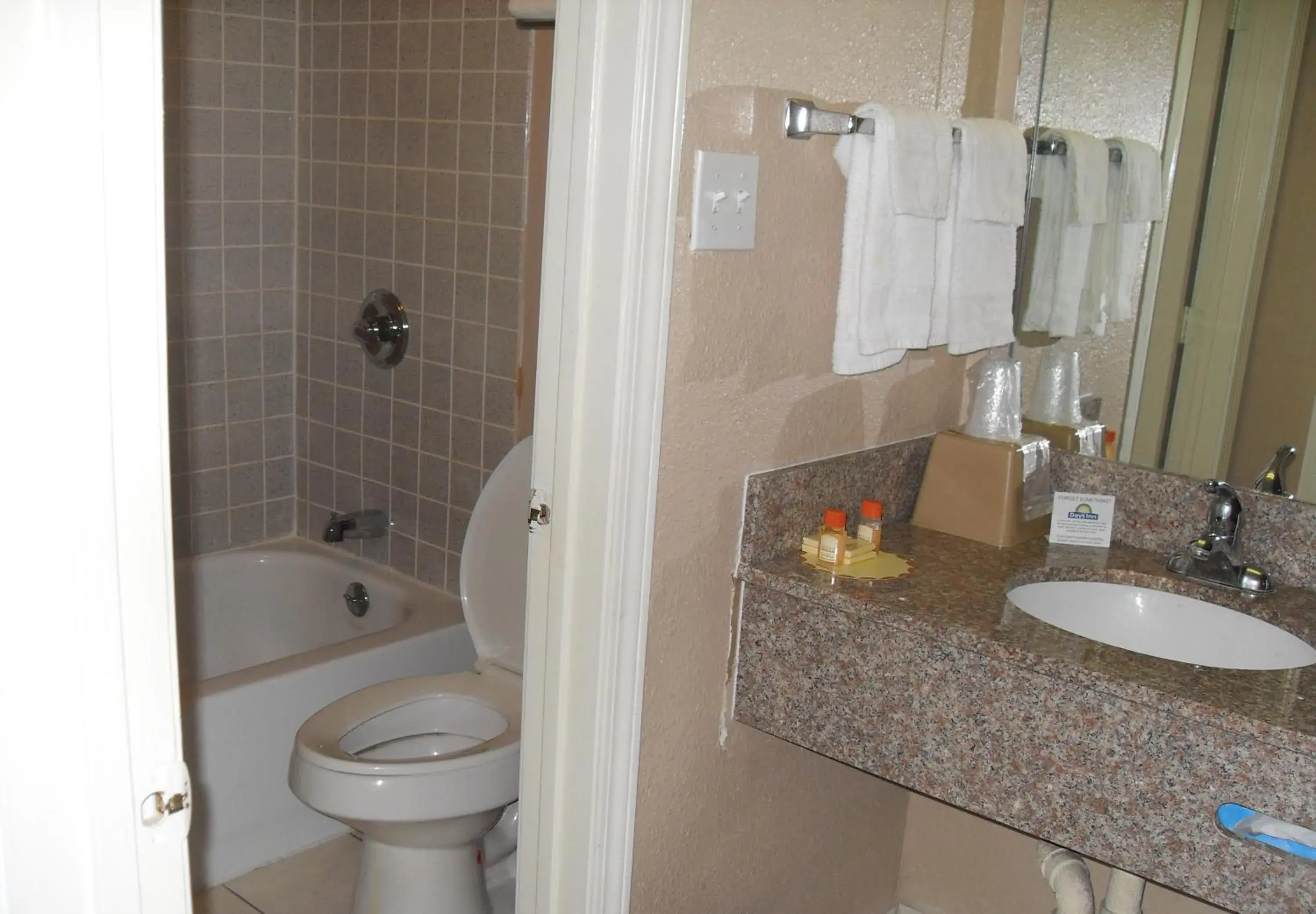 Business King Room - Smoking in Days Inn by Wyndham San Antonio Splashtown/ATT Center Business King Room - Smoking in Days Inn by Wyndham San Antonio Splashtown/ATT Center