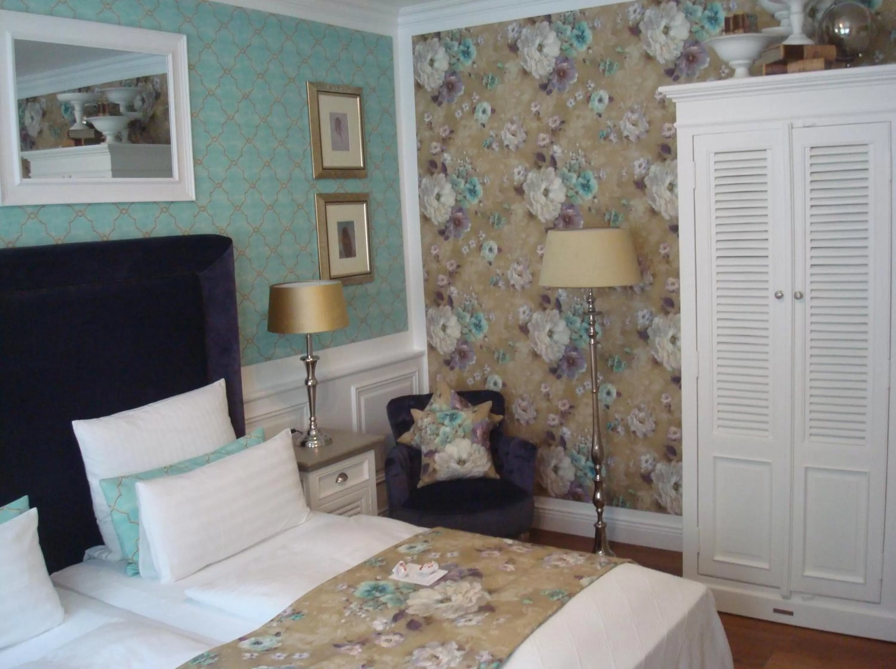 Photo of the whole room, Bed in Hotel Sir & Lady Astor