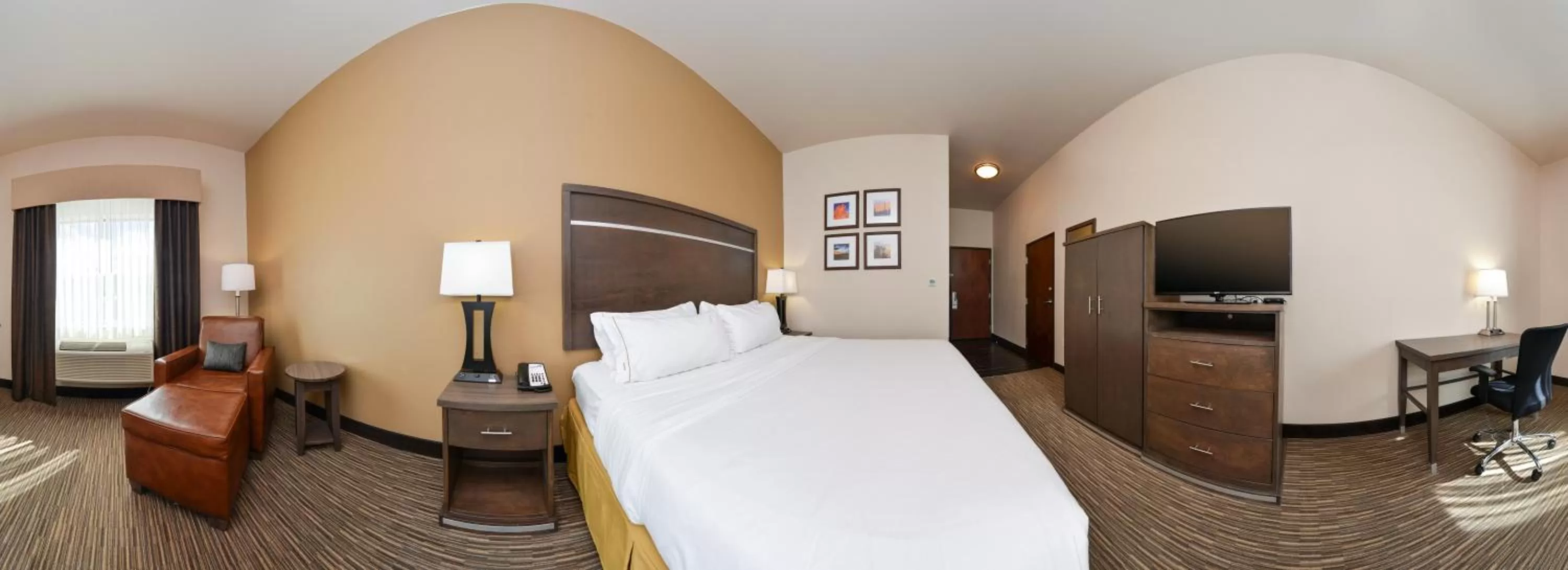 Photo of the whole room, Bed in Holiday Inn Express & Suites Globe by IHG