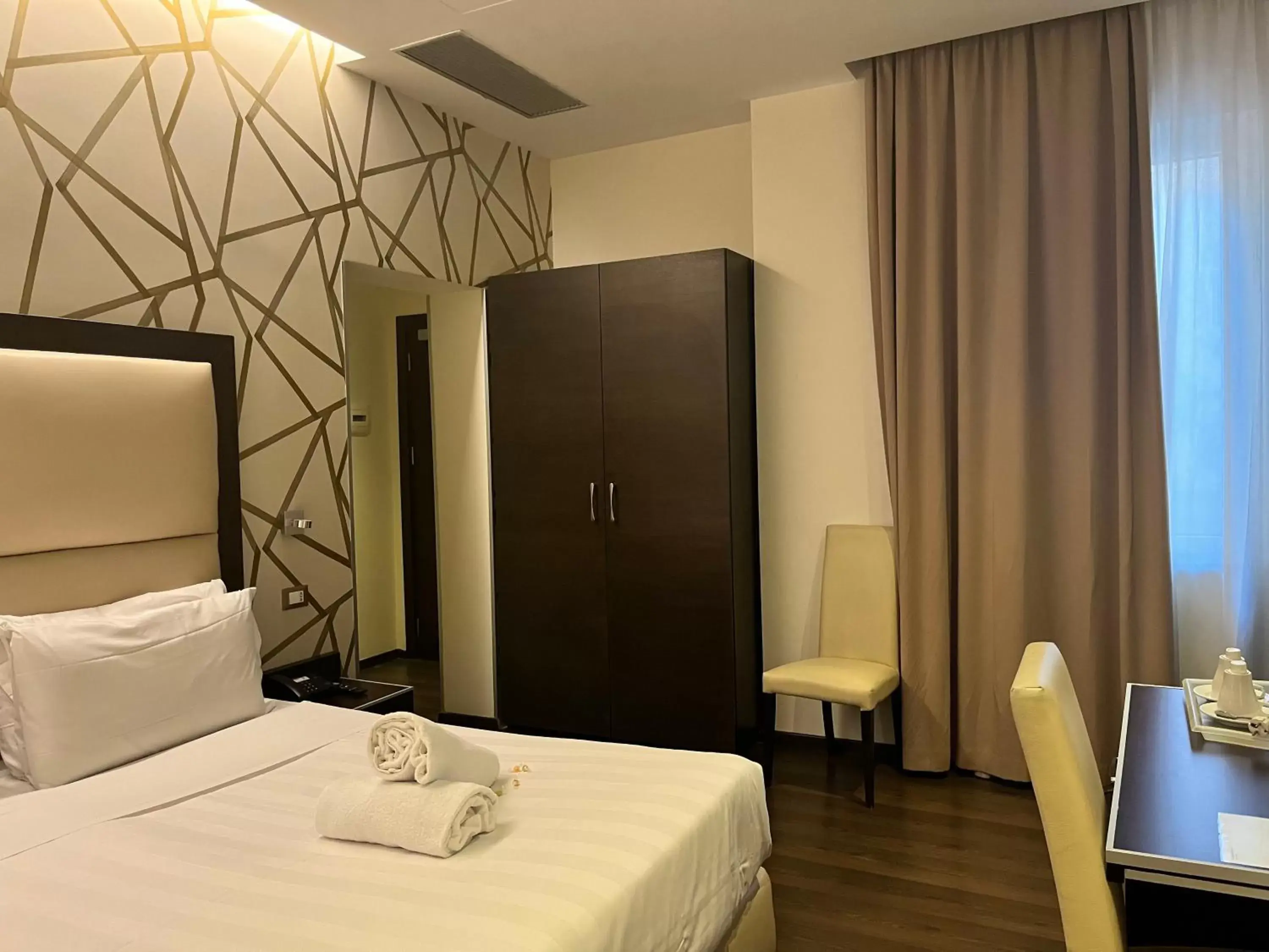 Large Double or Twin Room in Catone District Hotel Large Double or Twin Room in Catone District Hotel