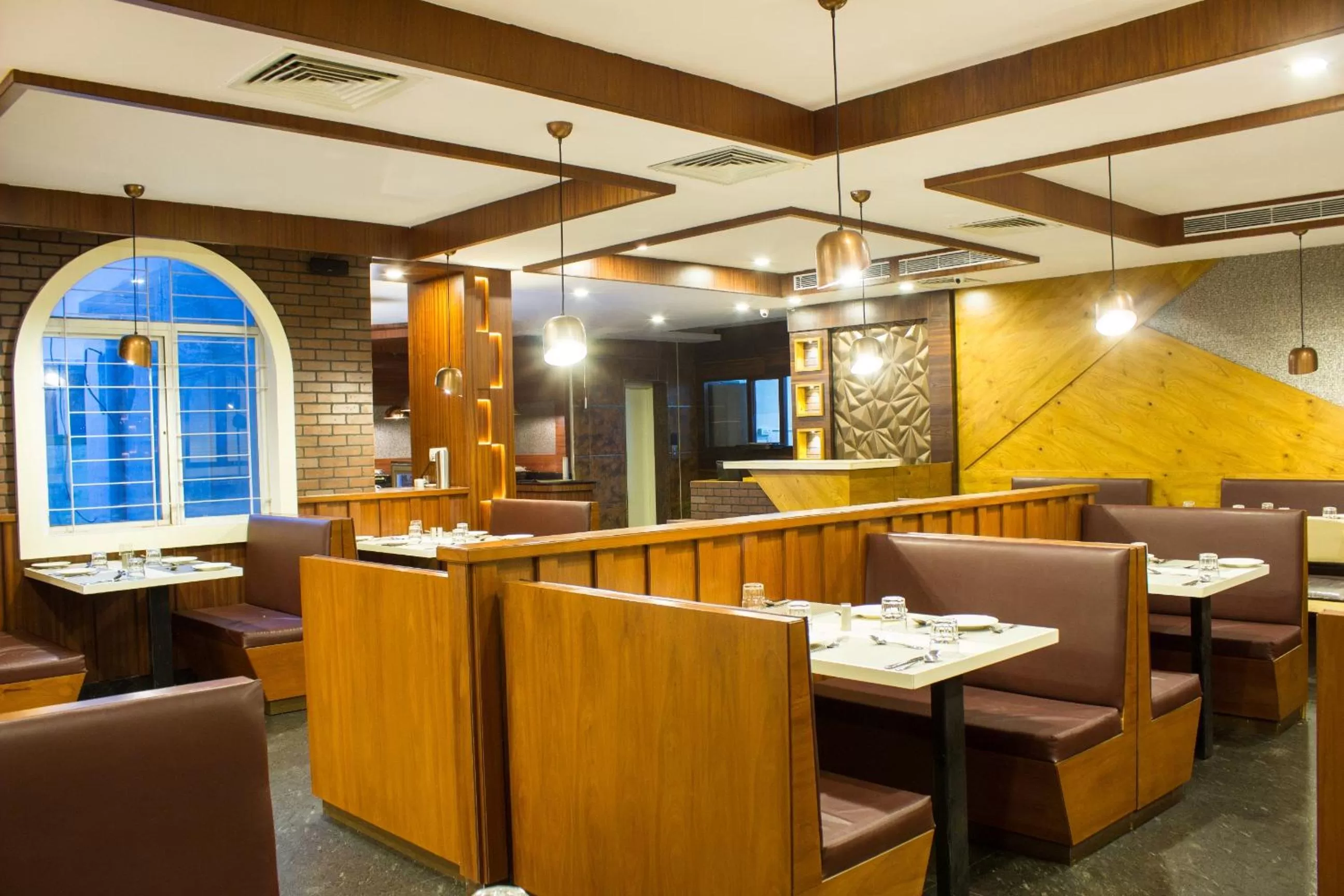 Restaurant/Places to Eat in Ambaari hotel