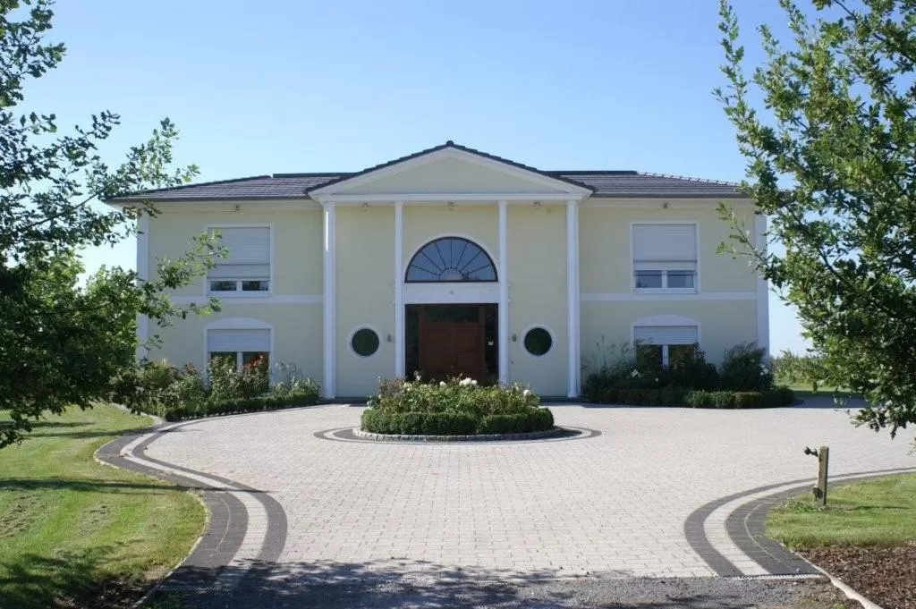Facade/entrance in Hotel Villa Altes Land