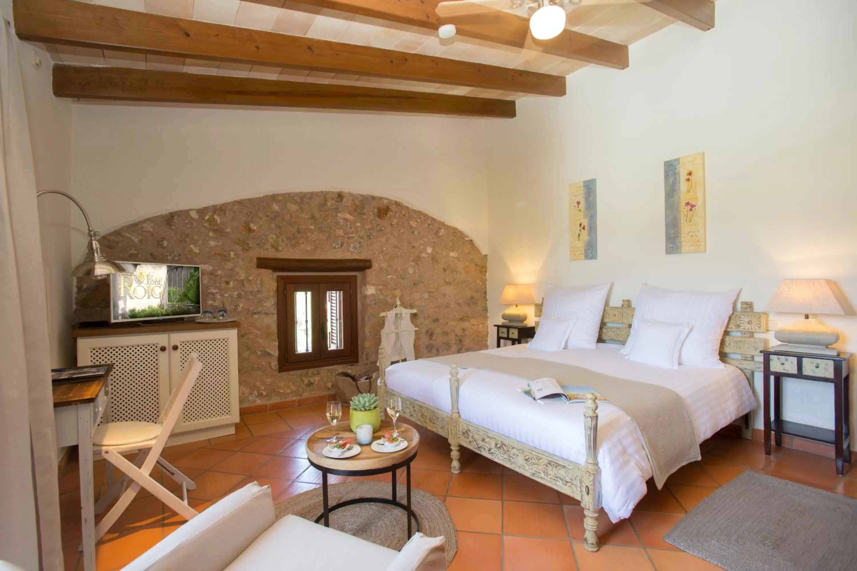 Photo of the whole room, Bed in Casa Font i Roig