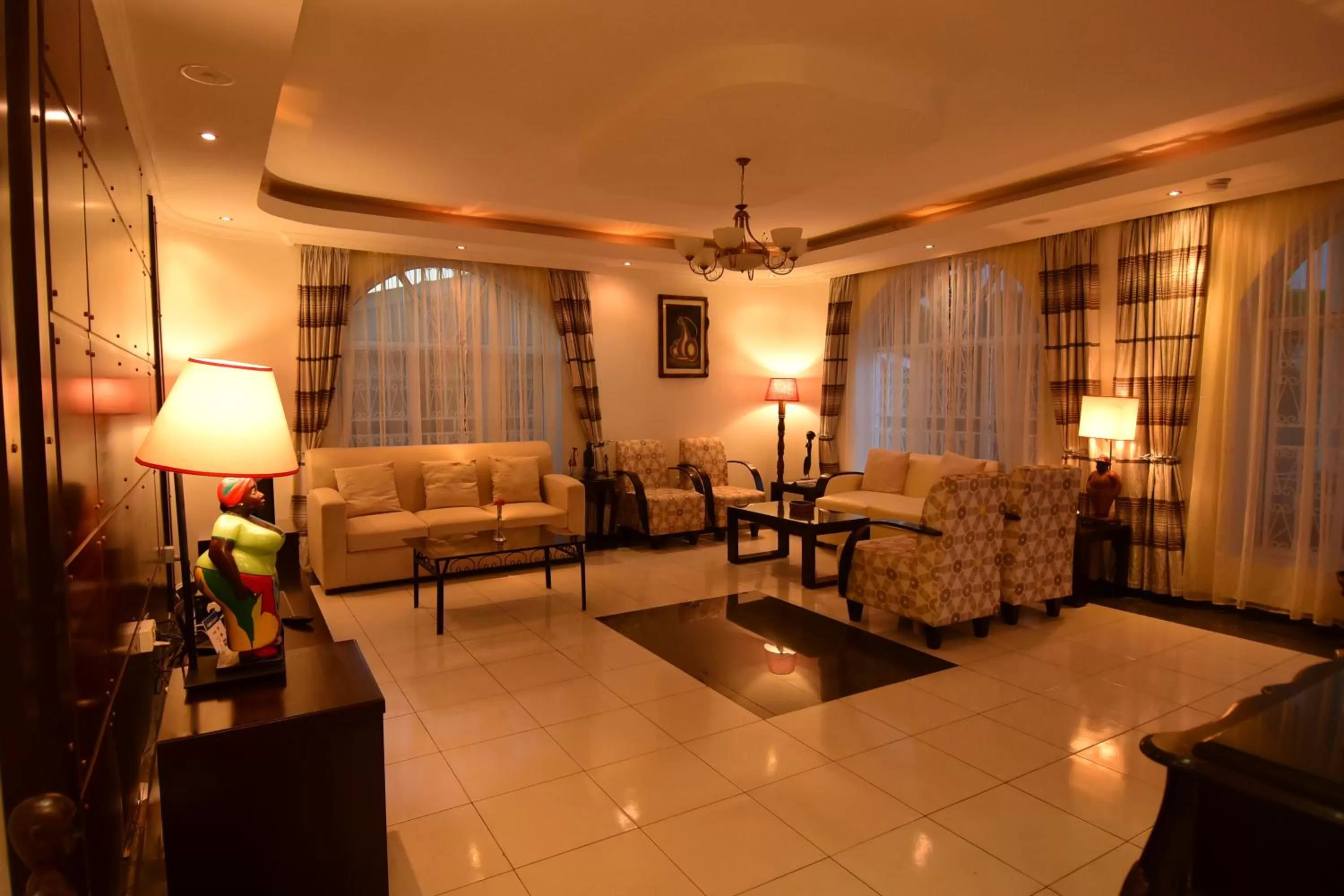 Communal lounge/ TV room in Villa Asimba