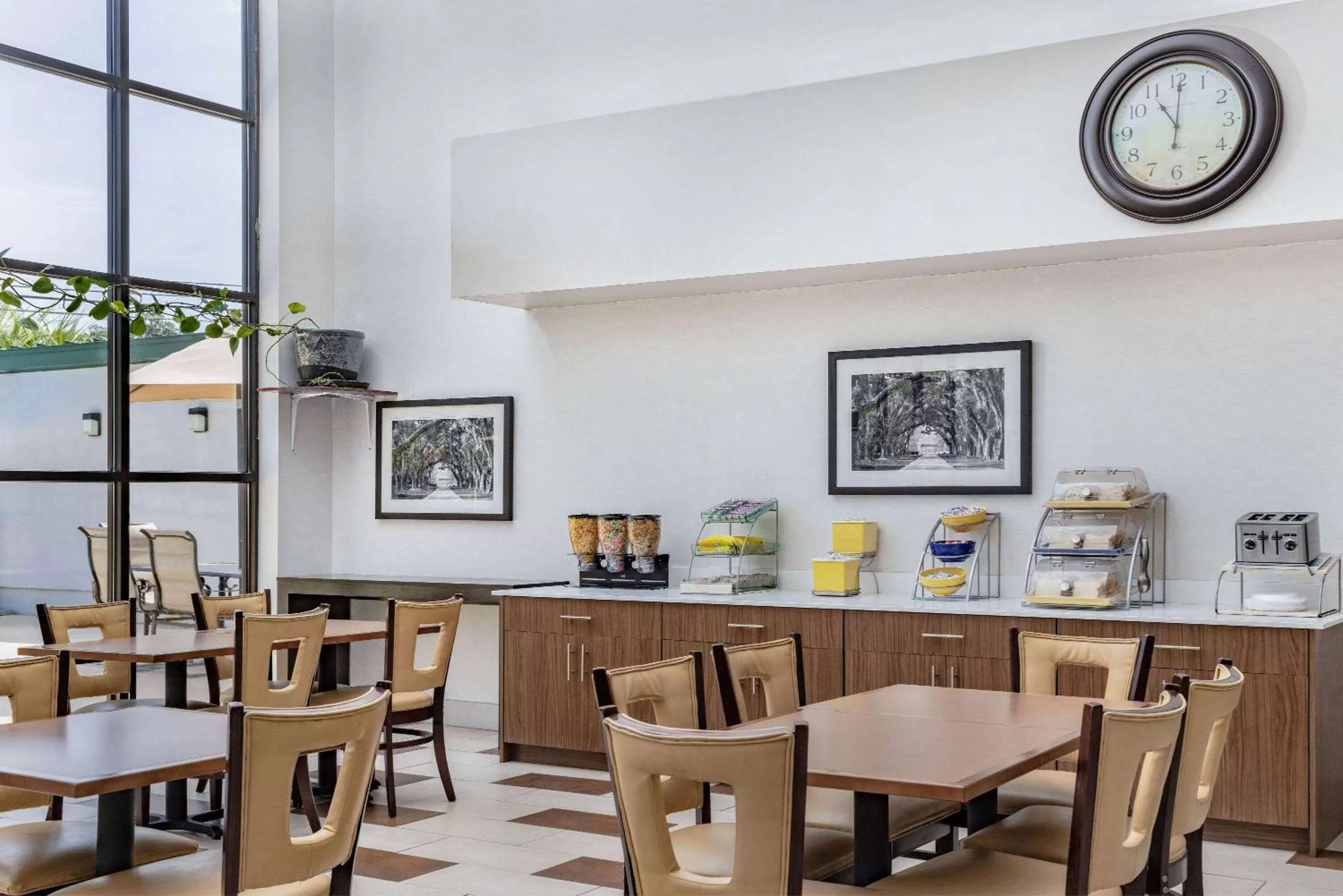 Restaurant/places to eat in Days Inn & Suites by Wyndham Savannah Midtown