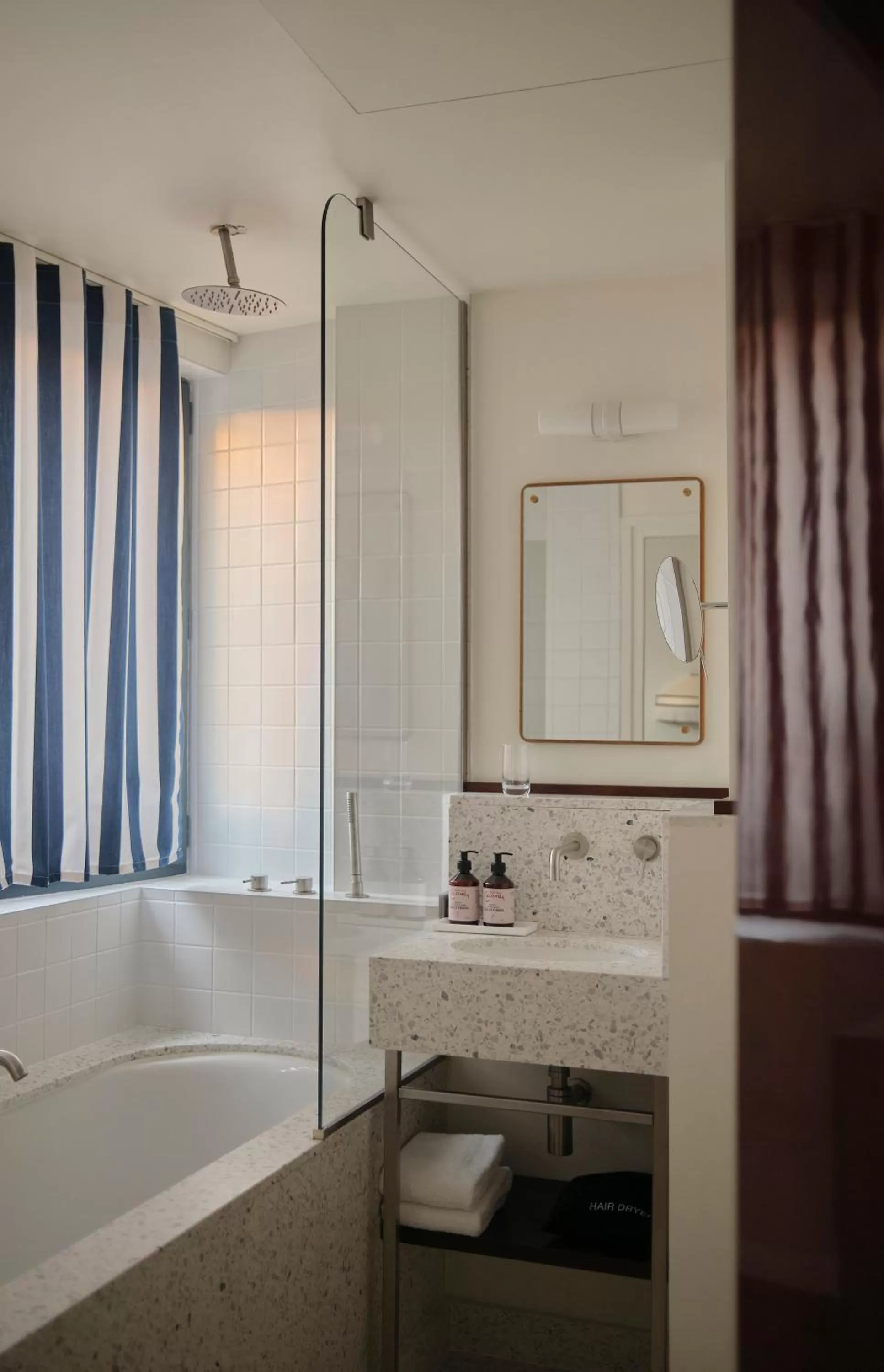 Bathroom in Hôtel Wallace Paris, a Member of Design Hotels