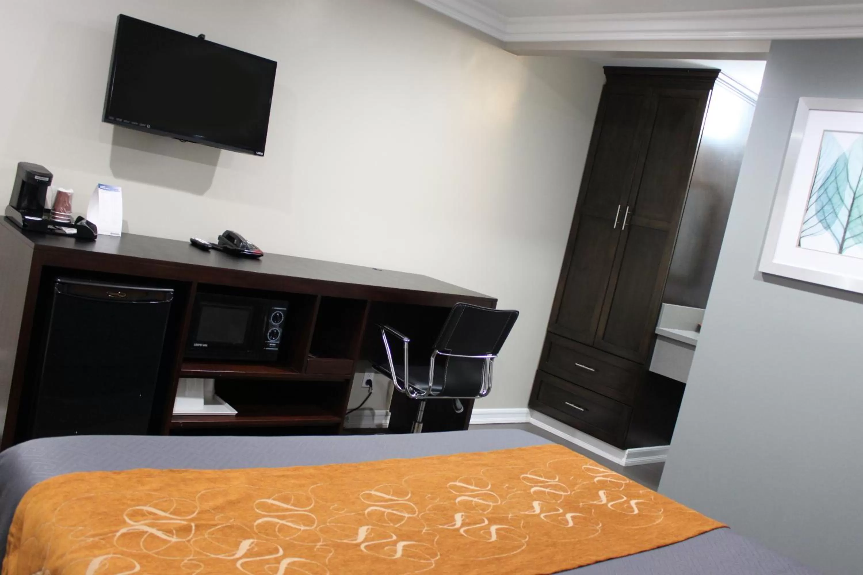 TV and multimedia, Bed in Friendly Hills Inn