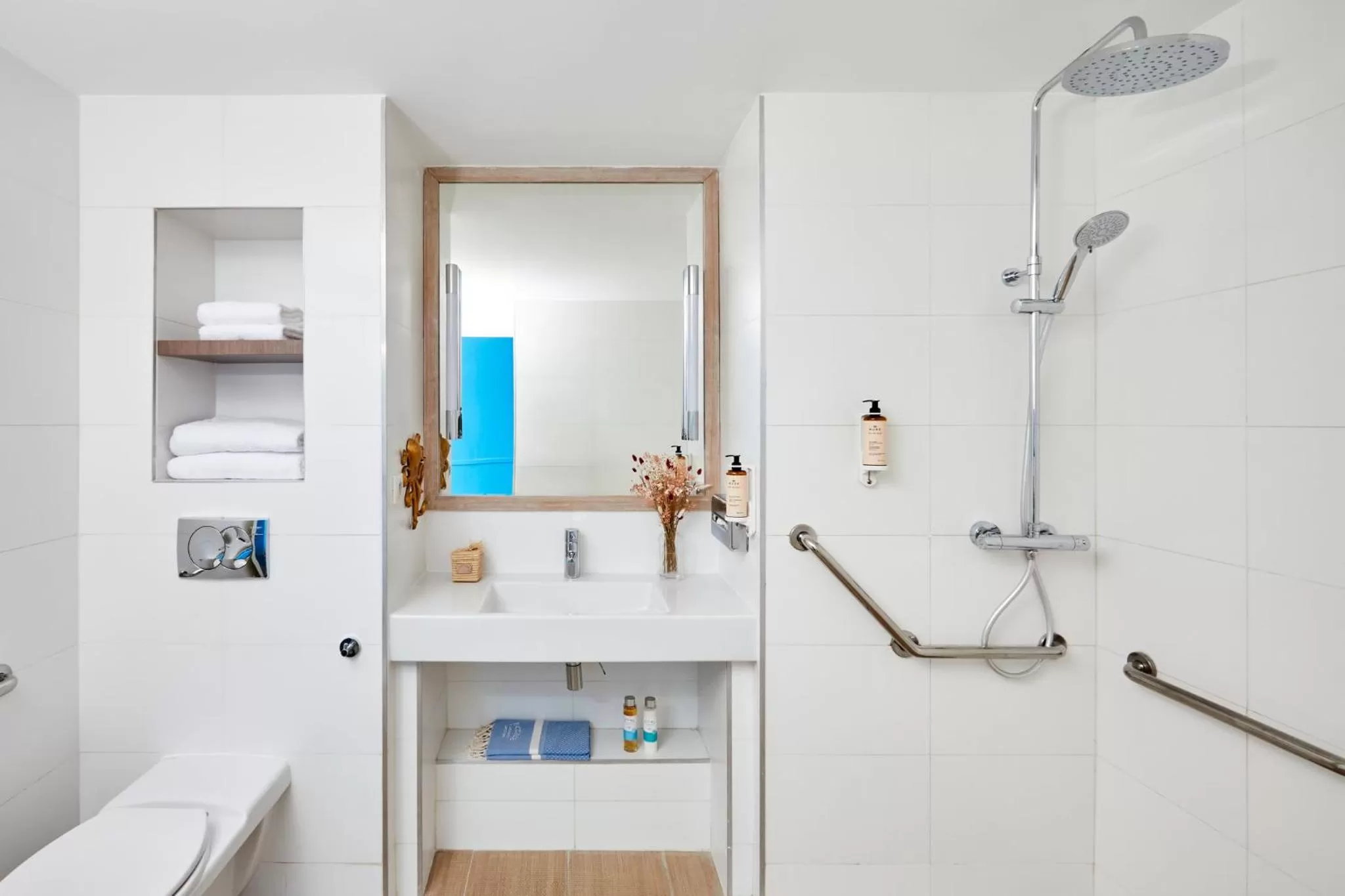 Bathroom in Hotel Indigo Bordeaux Centre Chartrons by IHG