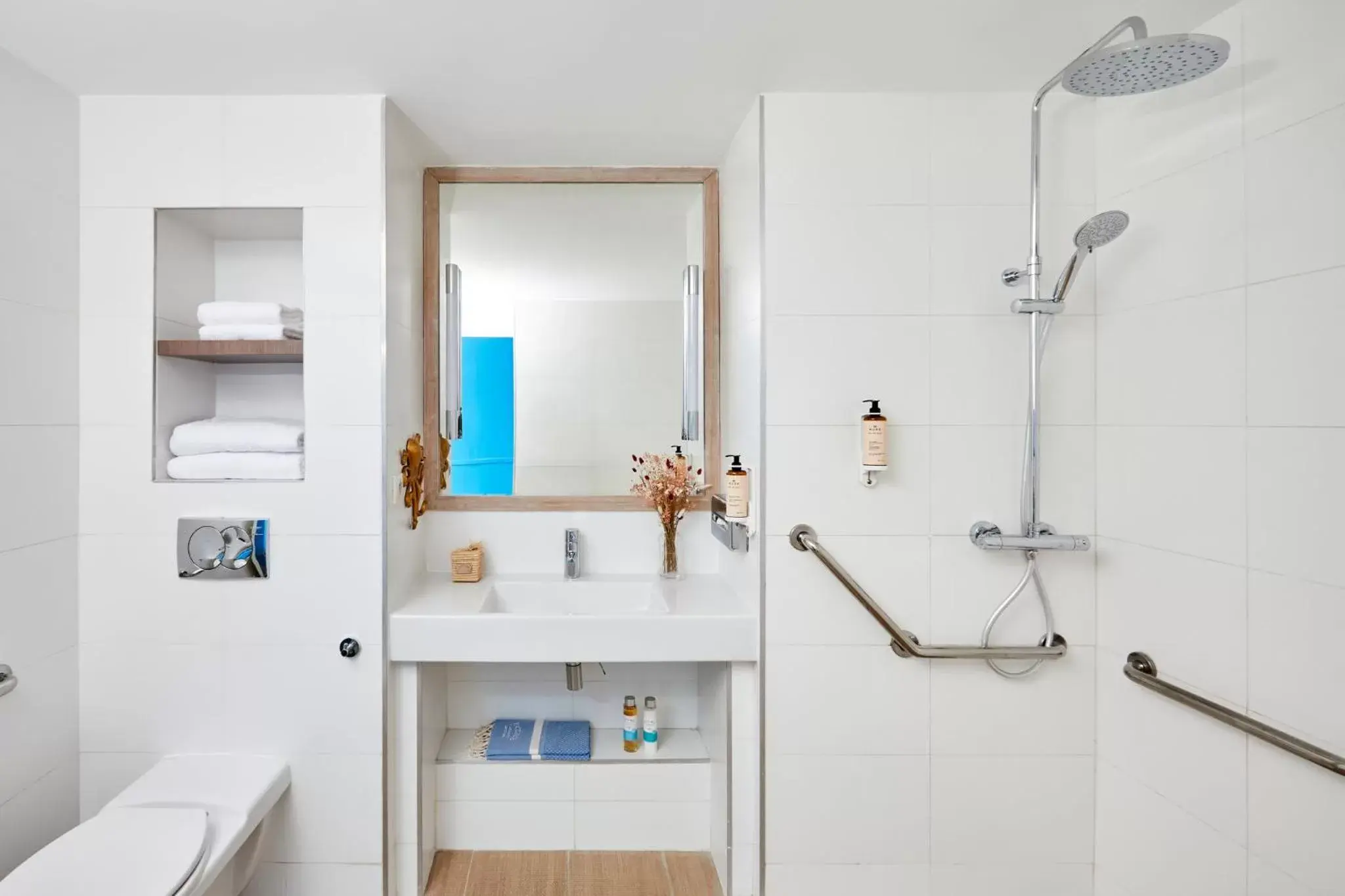 Standard Queen Room - Disability Access in Hotel Indigo Bordeaux Centre Chartrons by IHG Standard Queen Room - Disability Access in Hotel Indigo Bordeaux Centre Chartrons by IHG