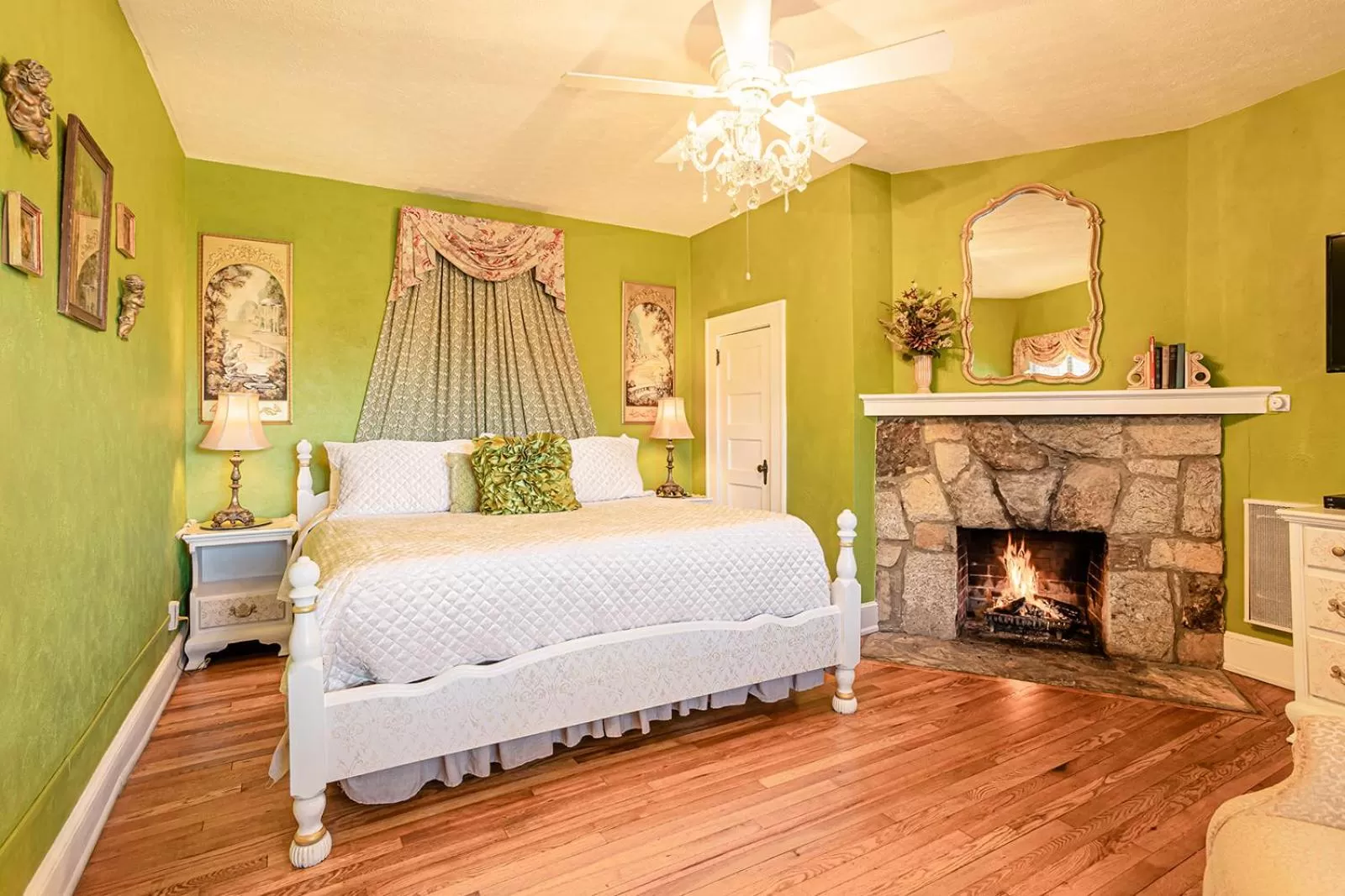 Bed in Echo Mountain Inn