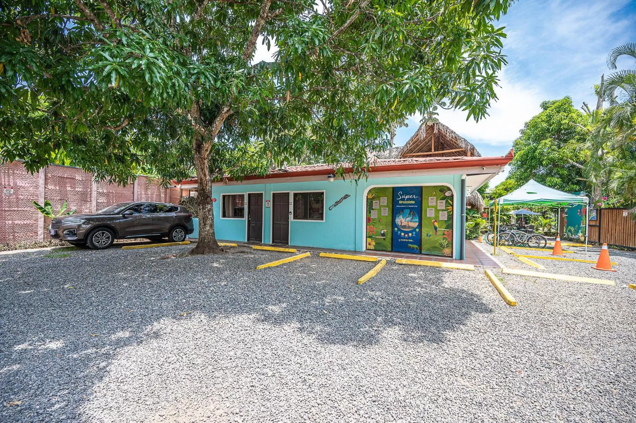 Parking in Jaco Lodge Quiet Place