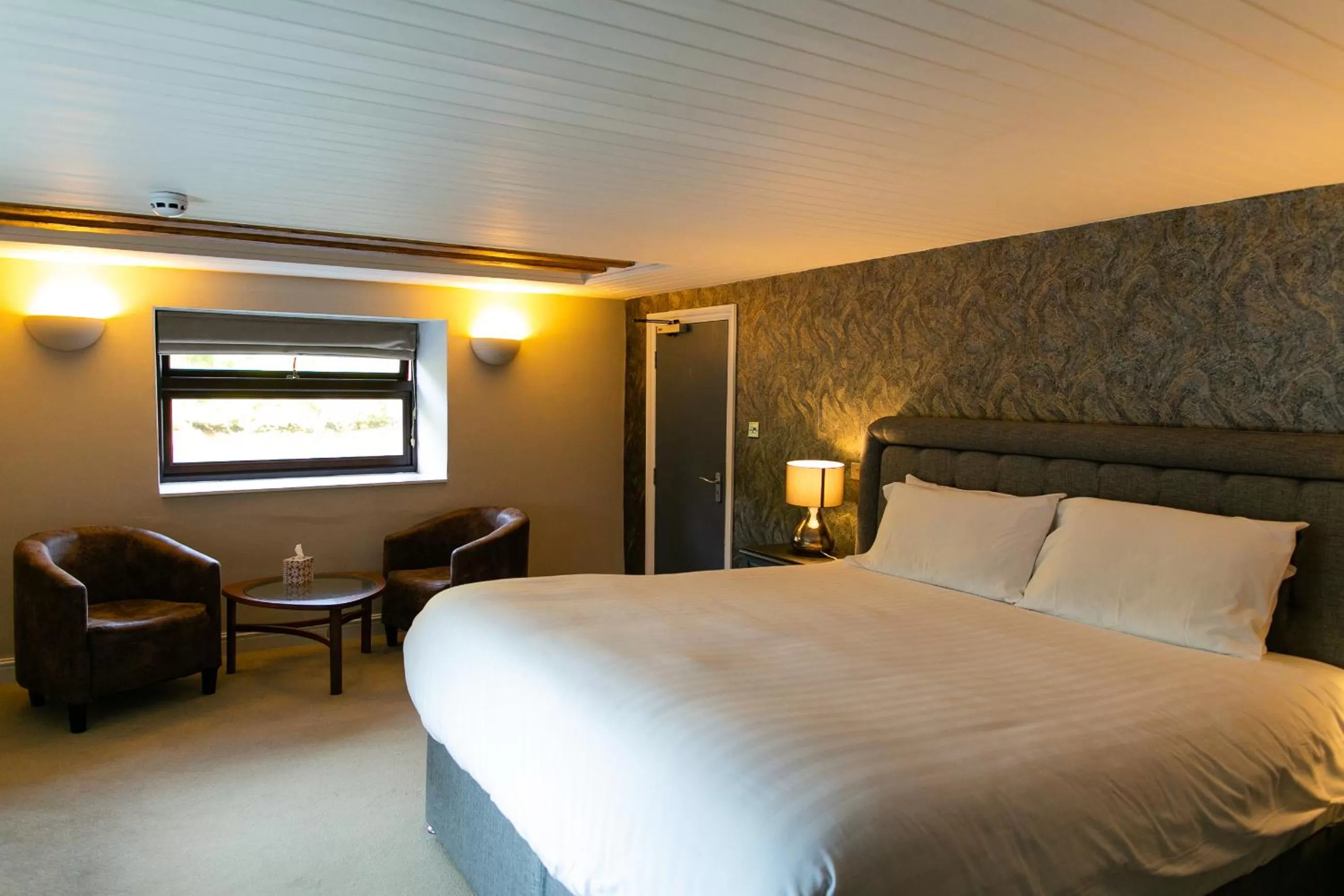 Large Double Room with River View  in The Maltsters Arms