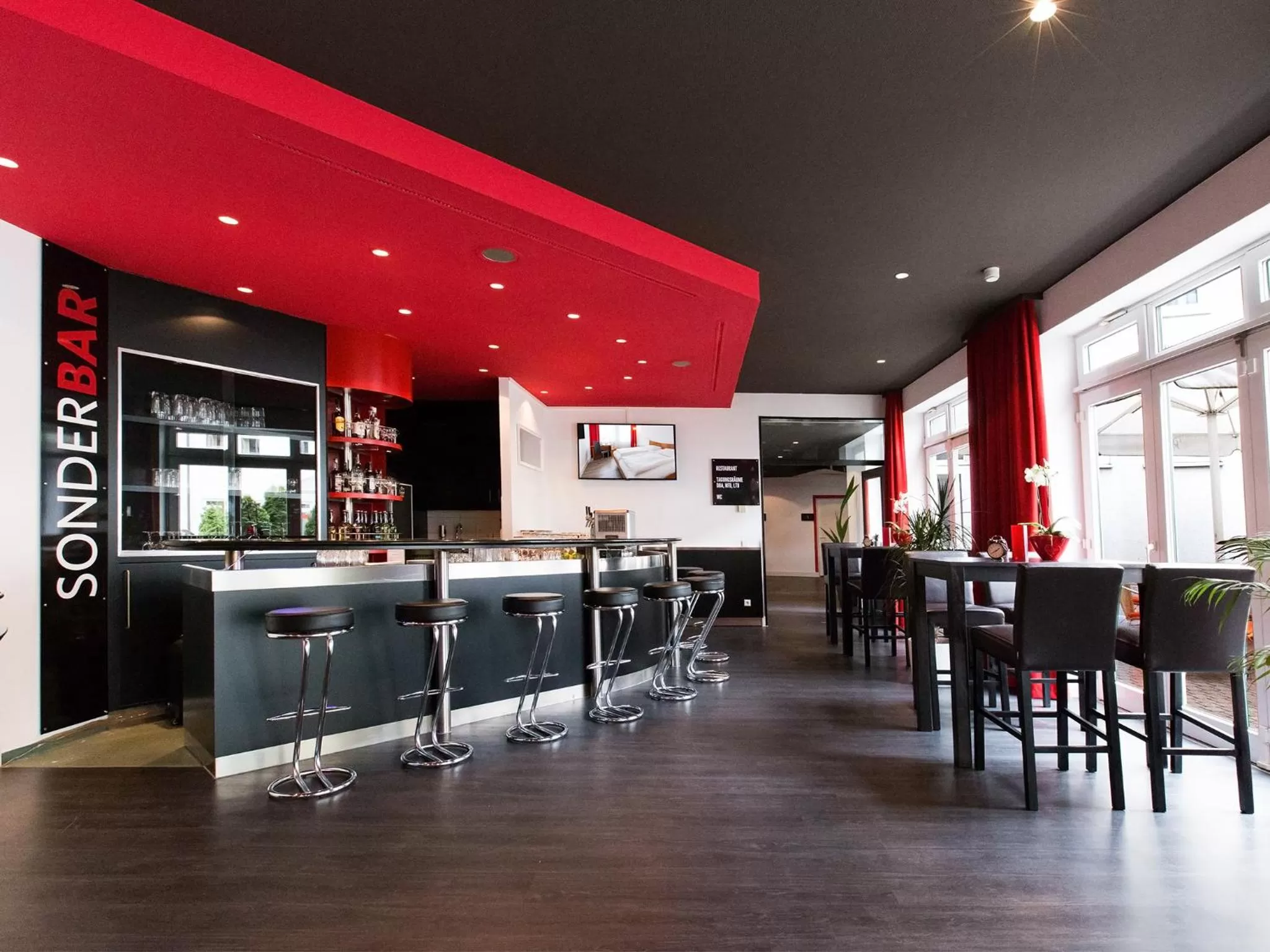 Lounge or bar in DORMERO Hotel Dresden Airport