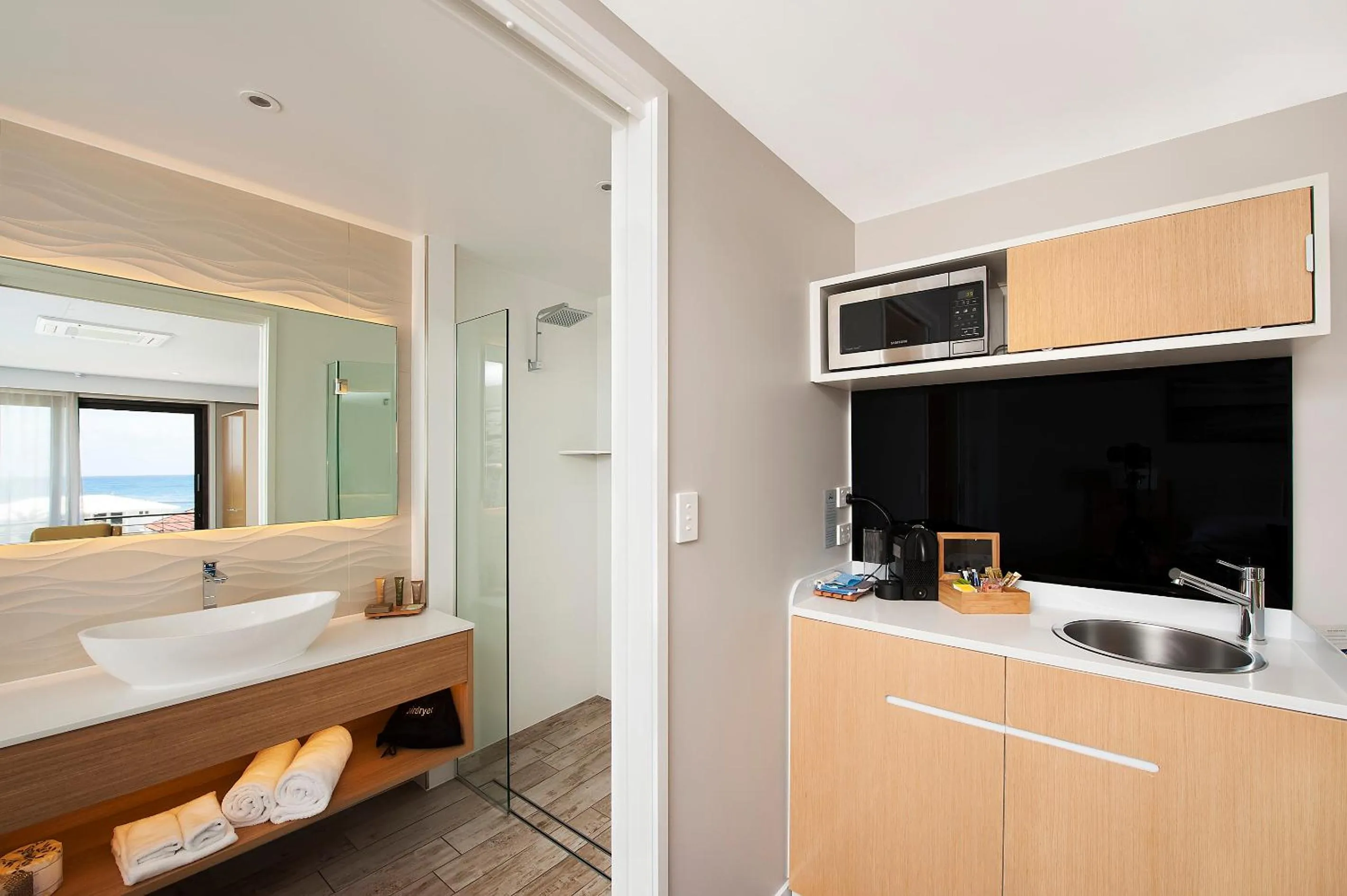 Shower, Bed in Allure On Ocean Motel - Mollymook Beach