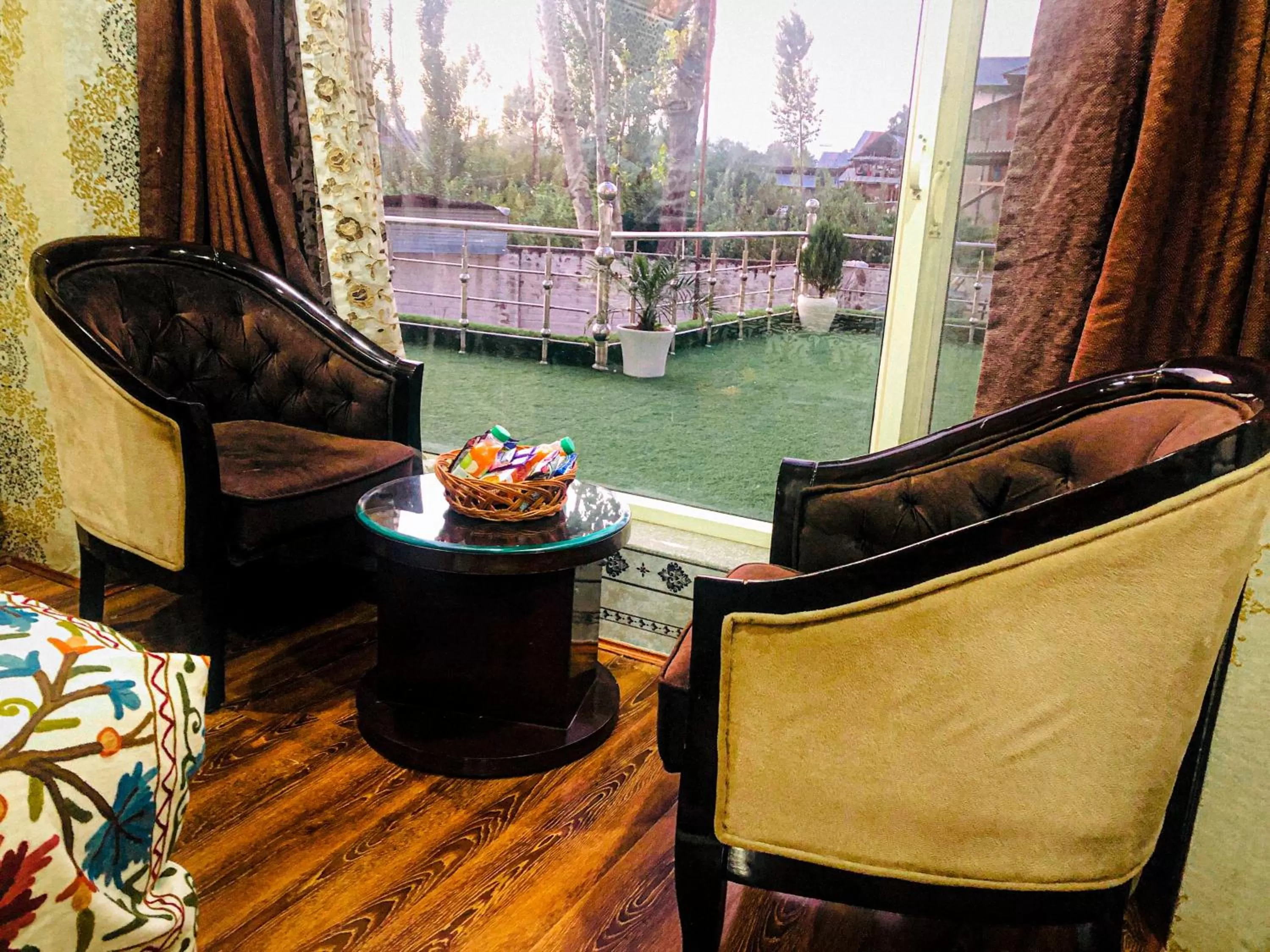 View (from property/room), Seating Area in Hotel The Montreal