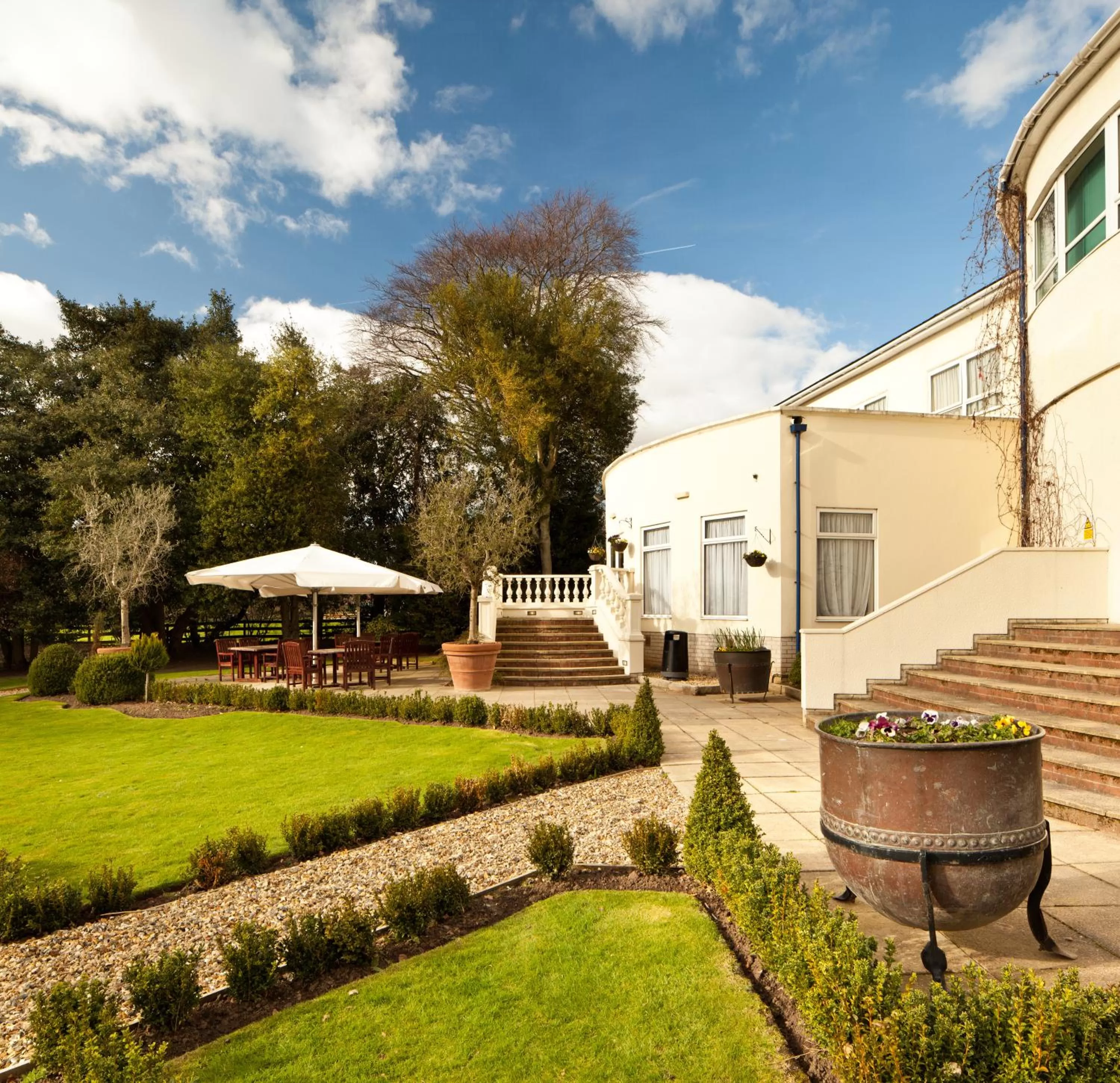 Facade/entrance in Mercure Chester Abbots Well Hotel