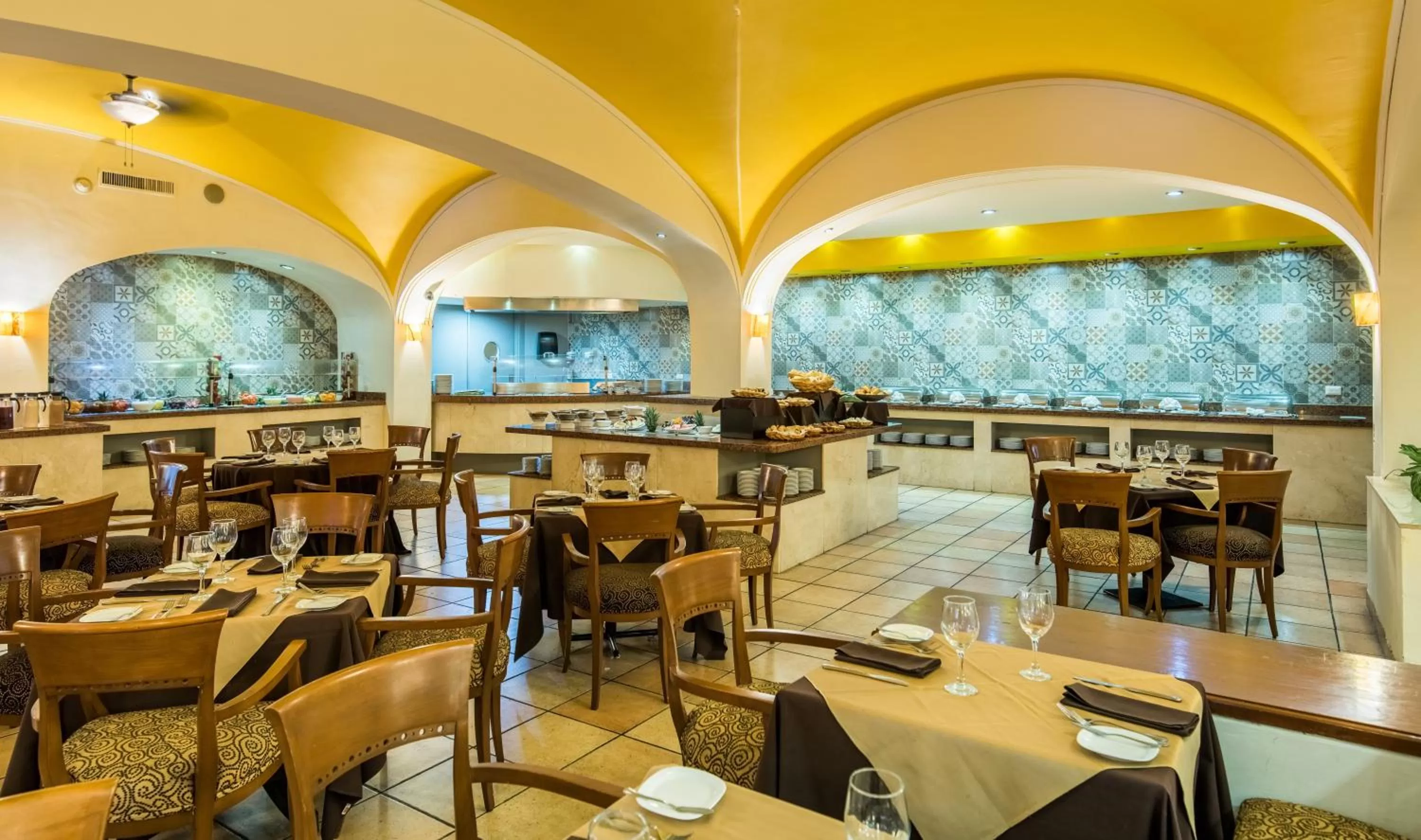 Restaurant/places to eat in Holiday Inn Guadalajara Expo Plaza del Sol by IHG