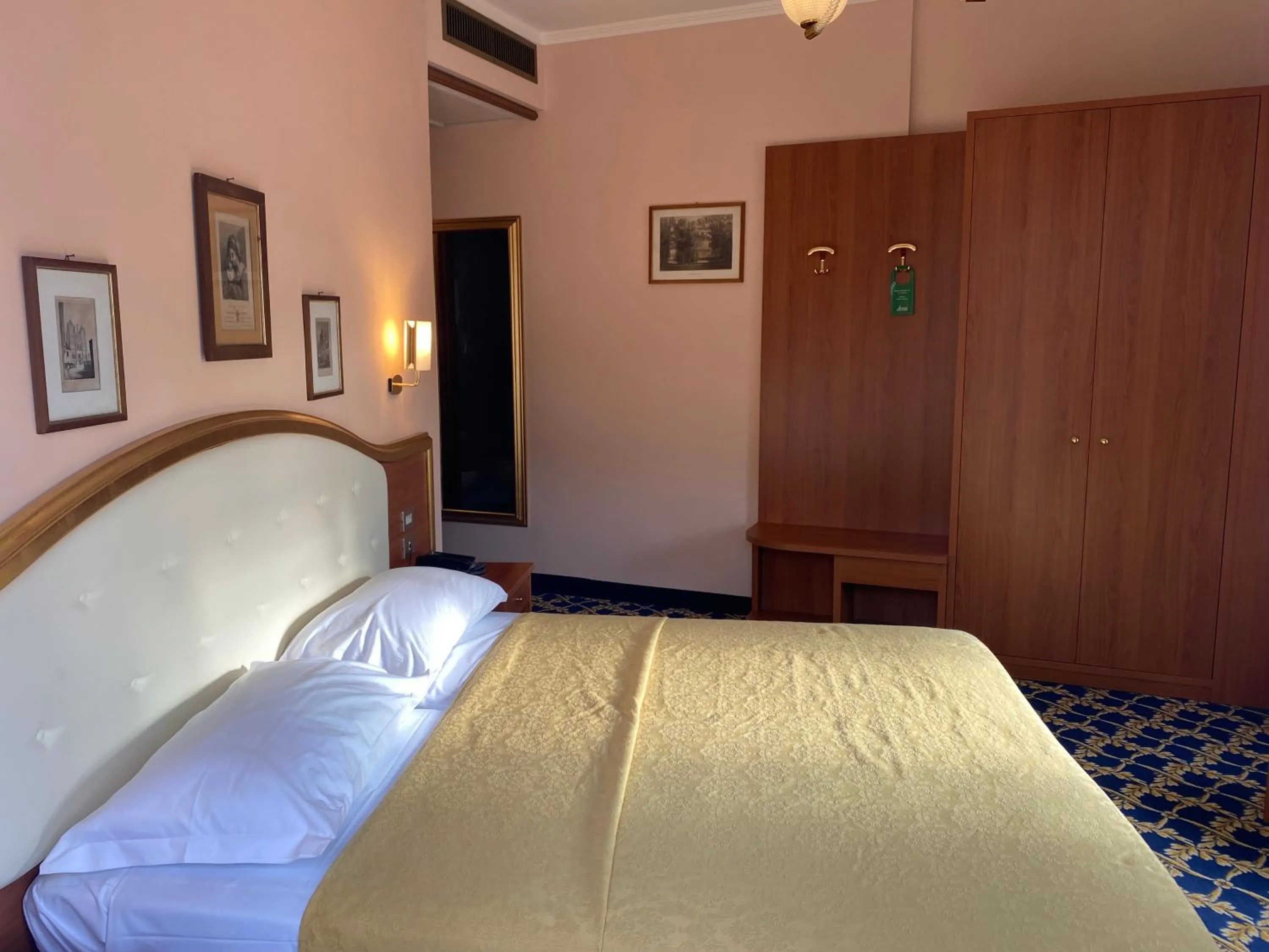 Bedroom, Bed in Hotel Milan Speranza Au Lac